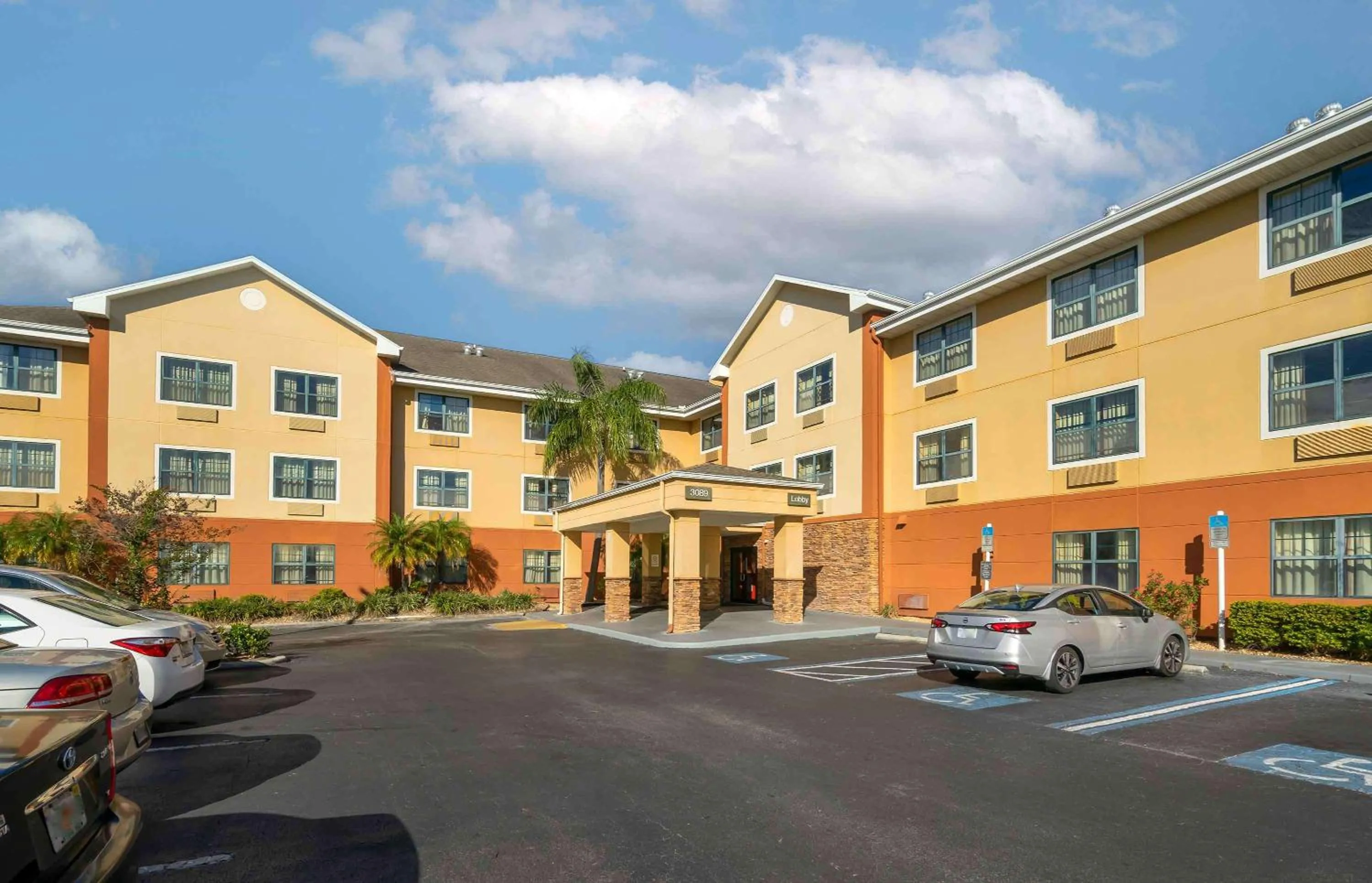Property building in Extended Stay America Suites - St Petersburg - Clearwater - Executive Dr