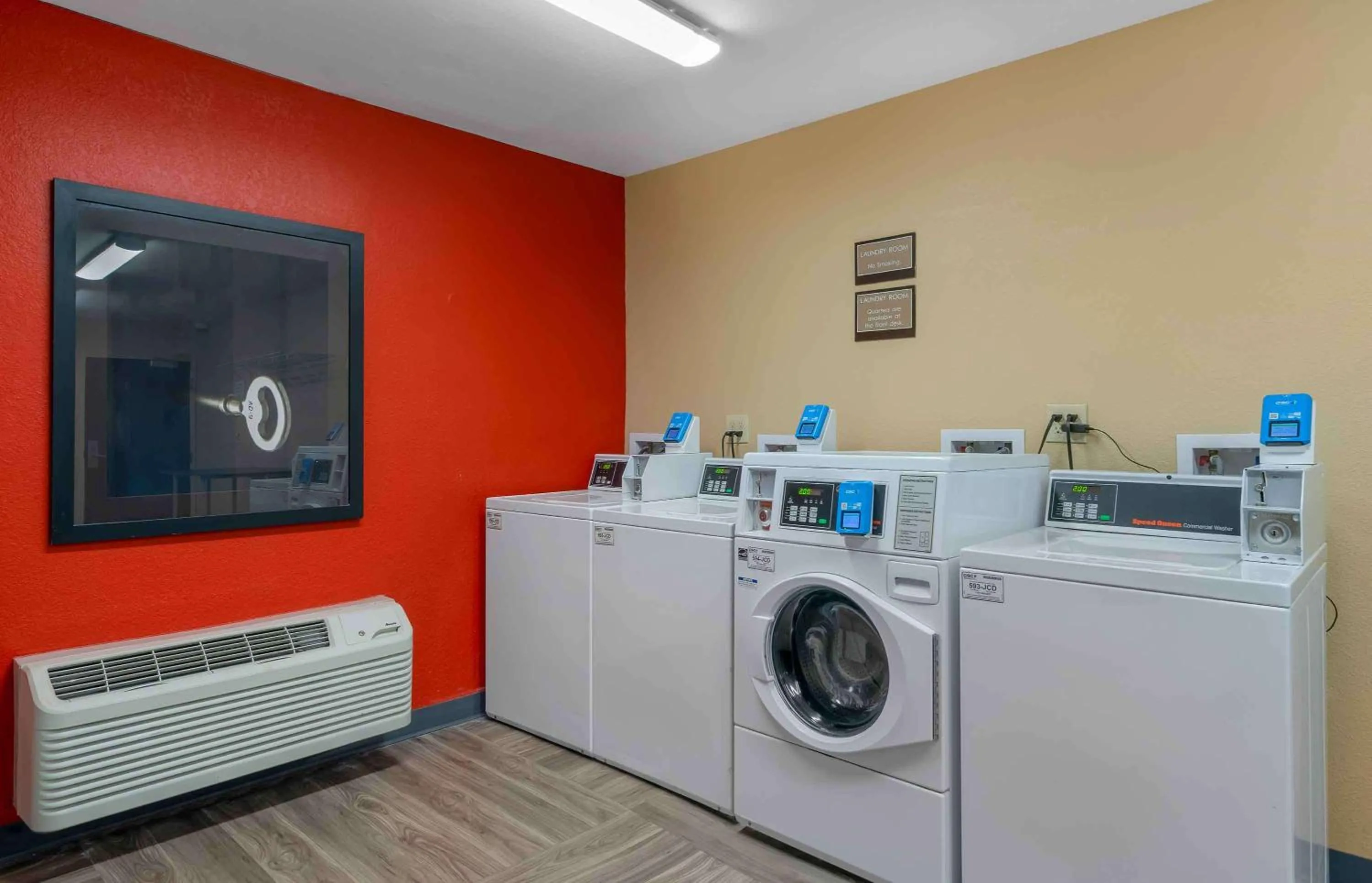 Property building in Extended Stay America Suites - St Petersburg - Clearwater - Executive Dr