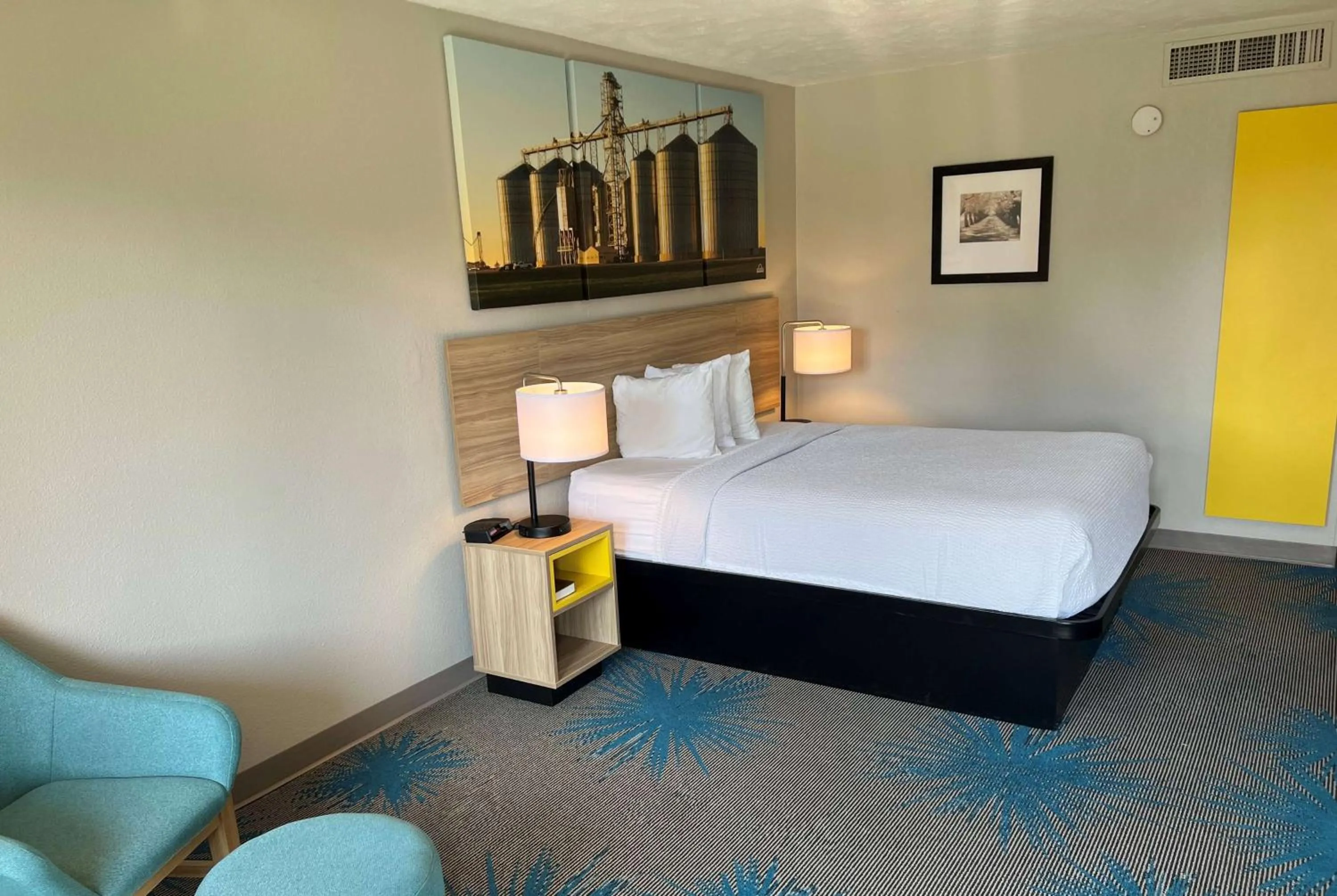 Photo of the whole room, Bed in Days Inn by Wyndham Hays