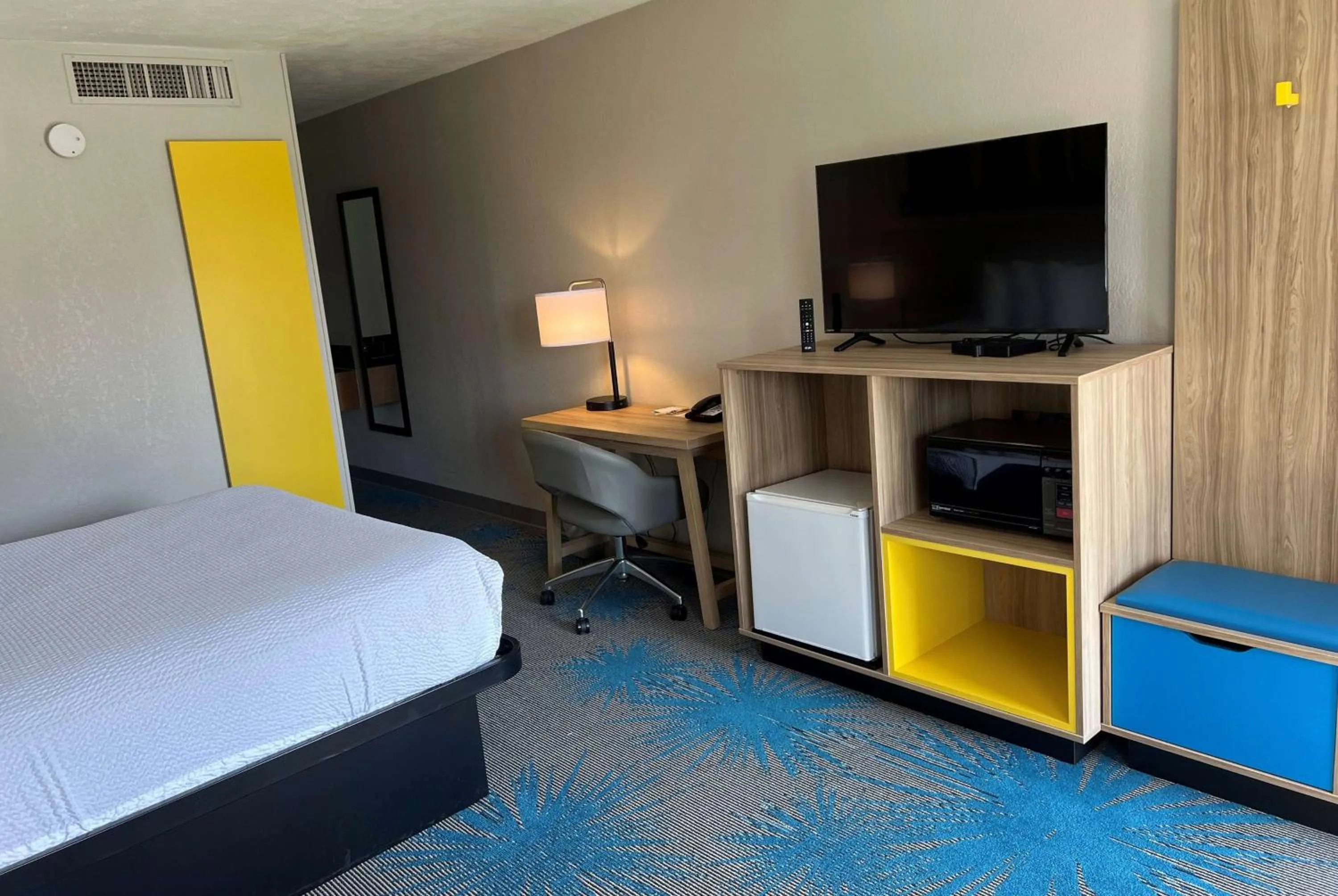 Photo of the whole room, Bed in Days Inn by Wyndham Hays