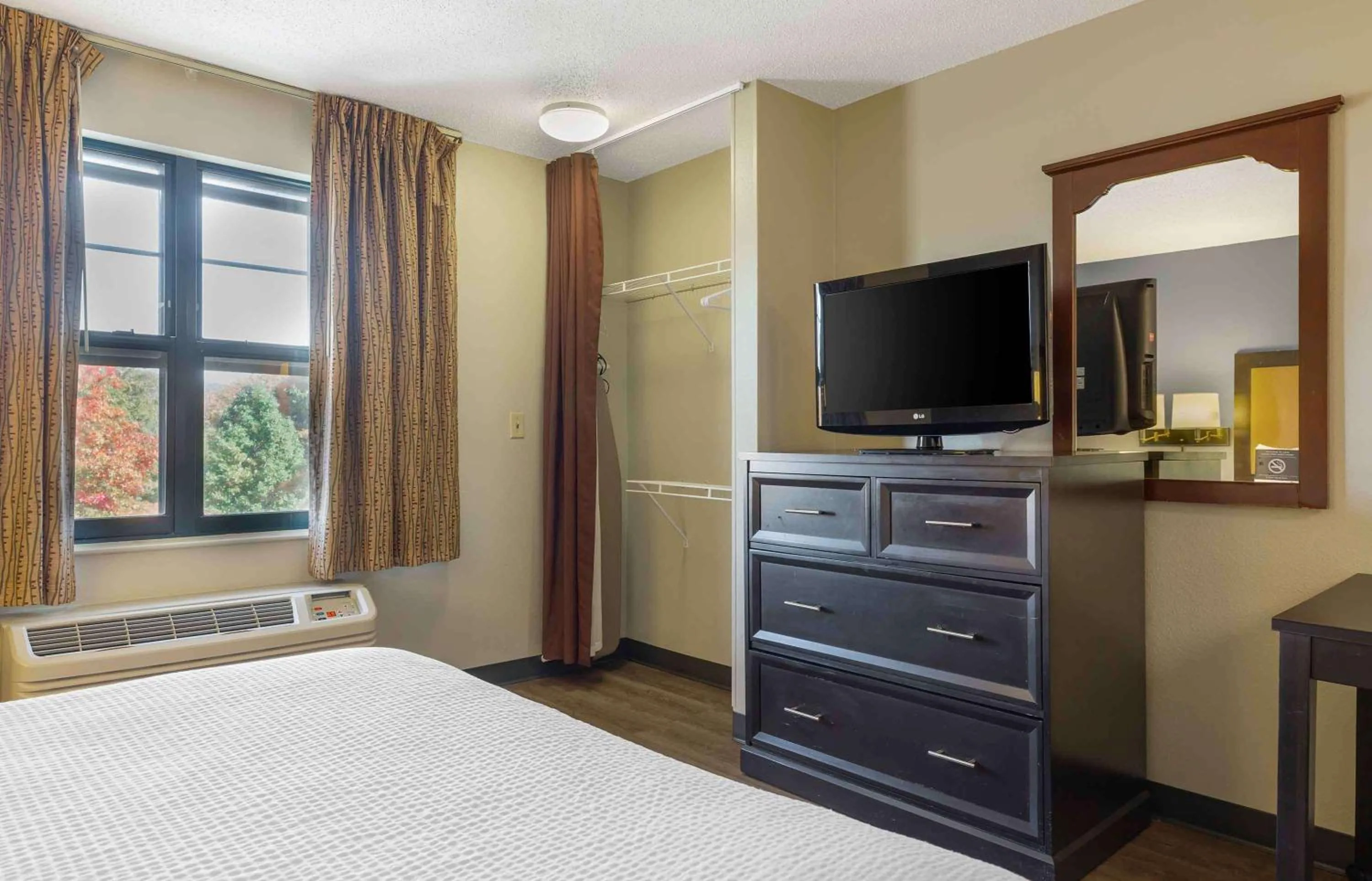 Bedroom, Bed in Extended Stay America Suites - Hartford - Meriden