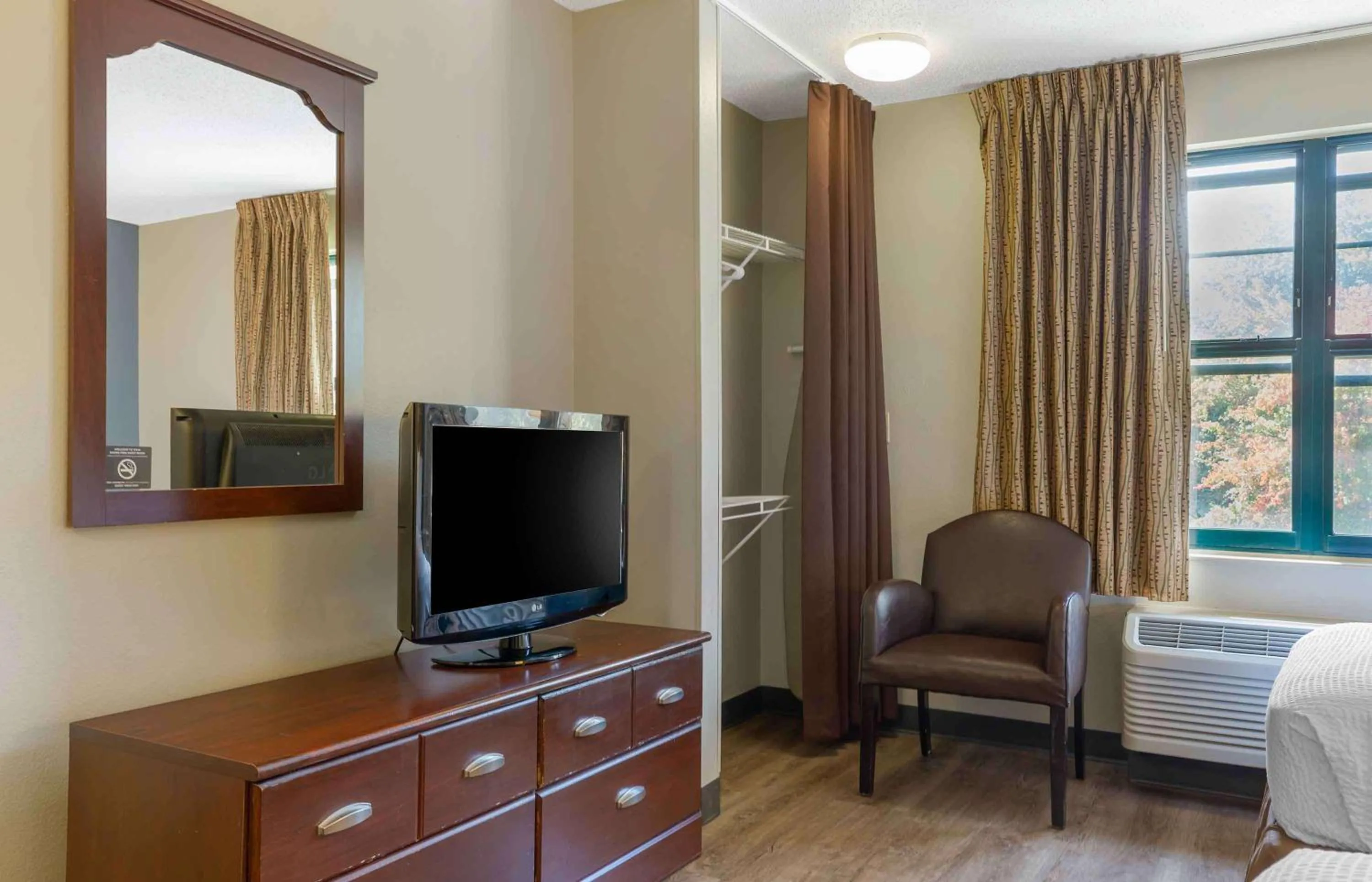 Bedroom, Bed in Extended Stay America Suites - Hartford - Meriden