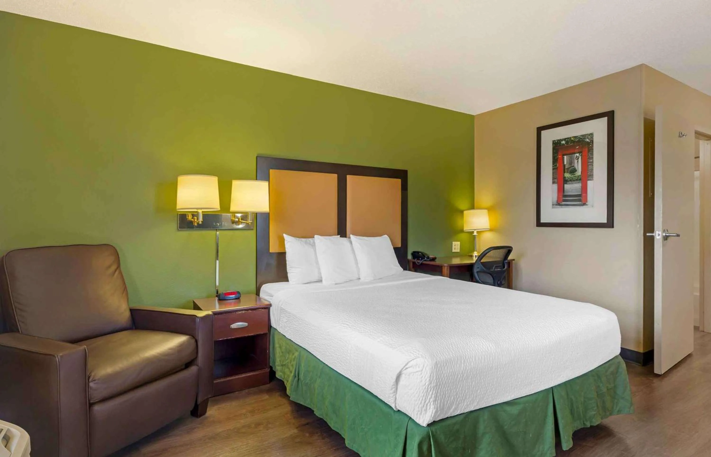 Bathroom, Bed in Extended Stay America Suites - Hartford - Meriden