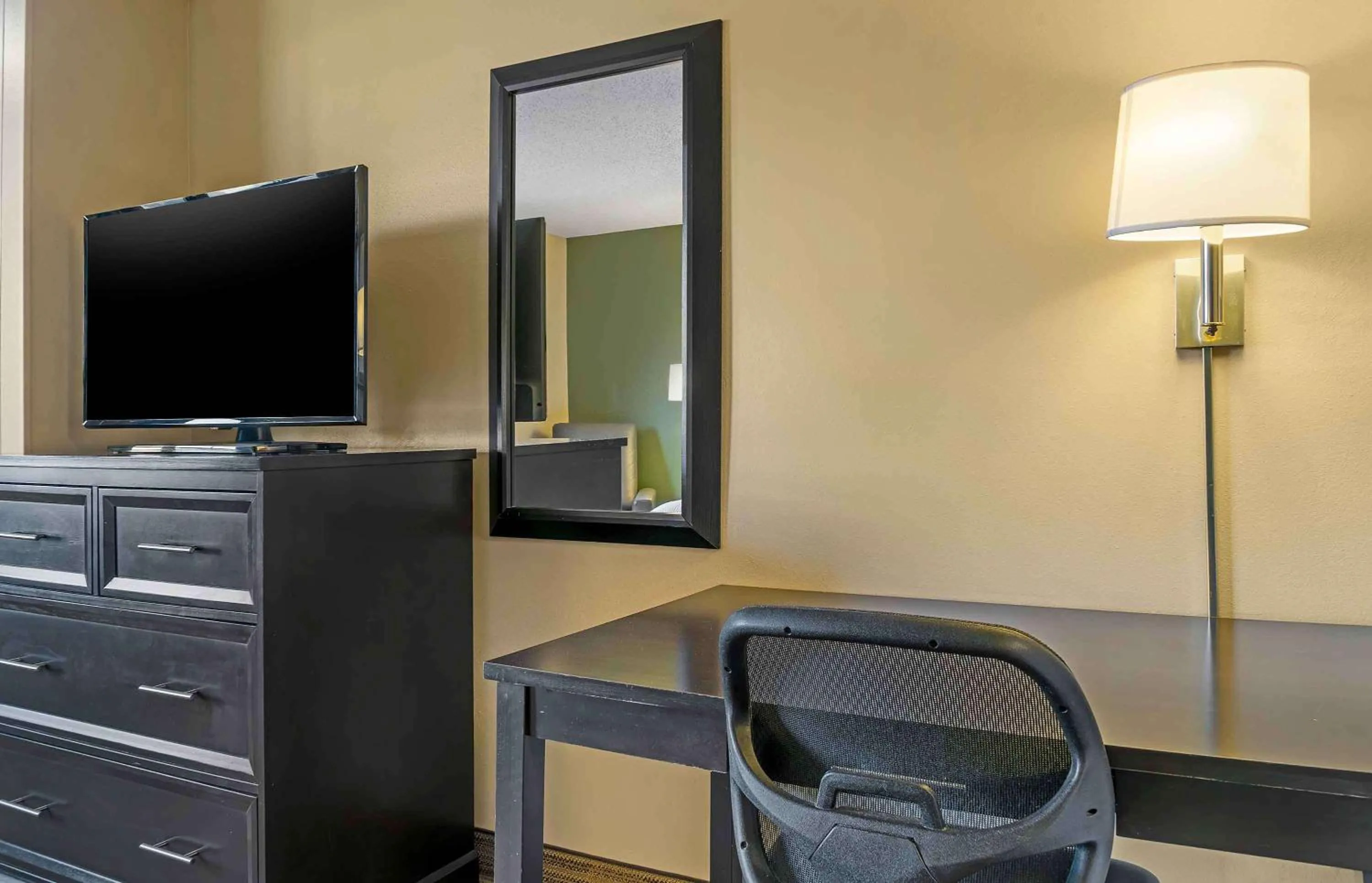 Bedroom in Extended Stay America Select Suites - Grand Rapids - Kentwood