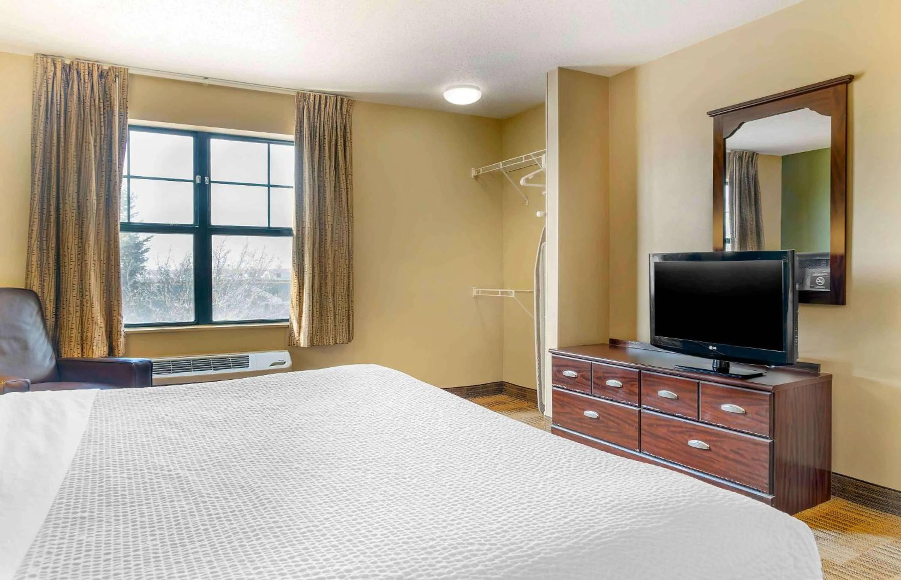 Bedroom, Bed in Extended Stay America Select Suites - Grand Rapids - Kentwood