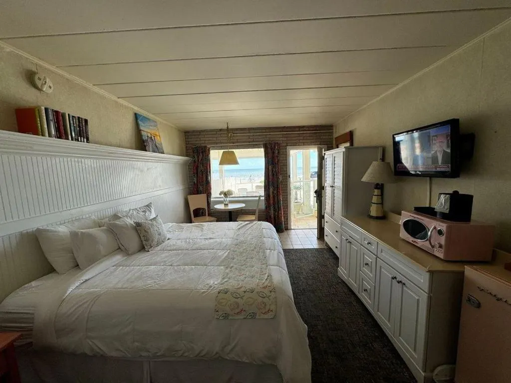 Bed in Gaido's Seaside Inn