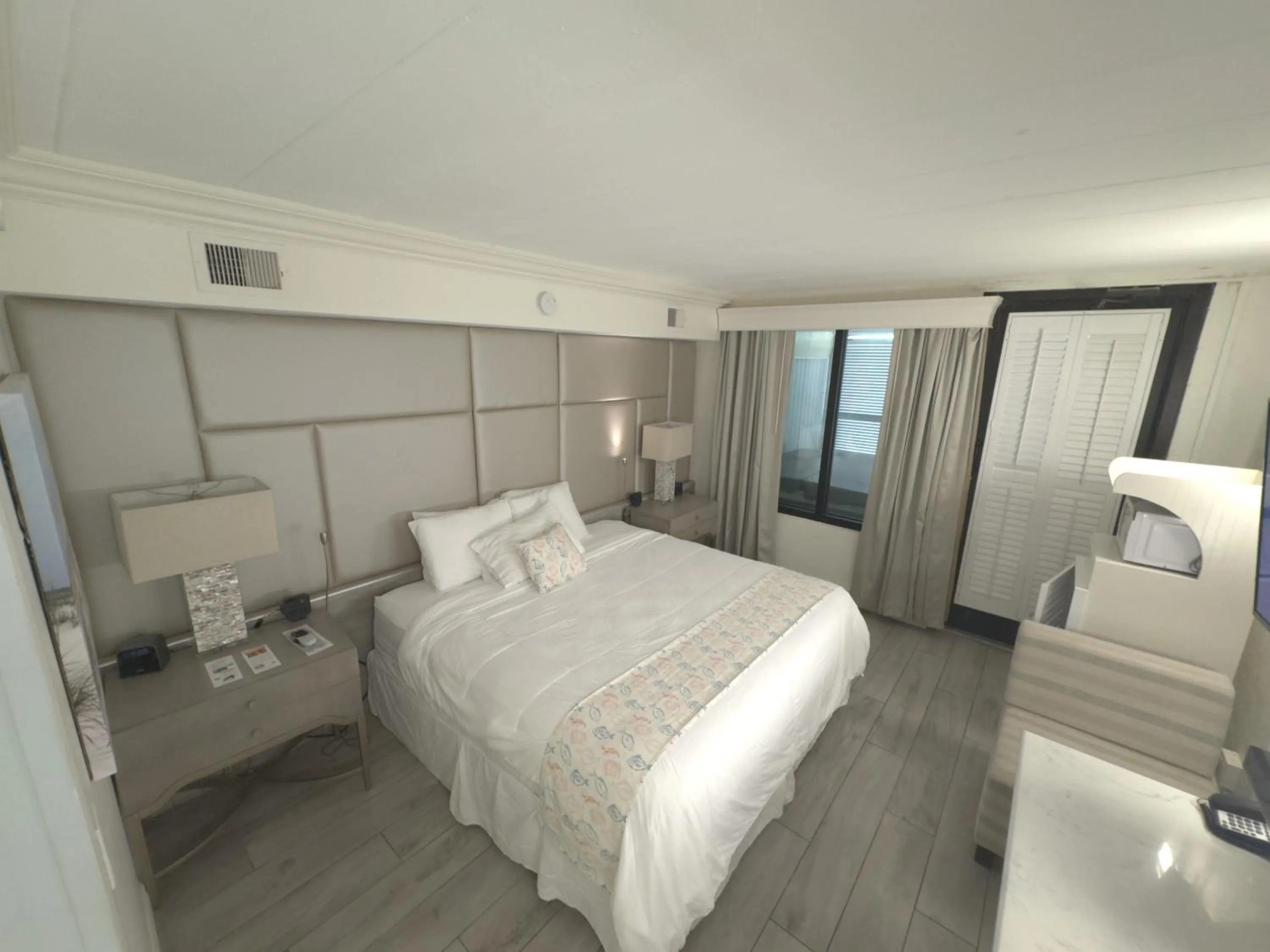 Bed in Gaido's Seaside Inn