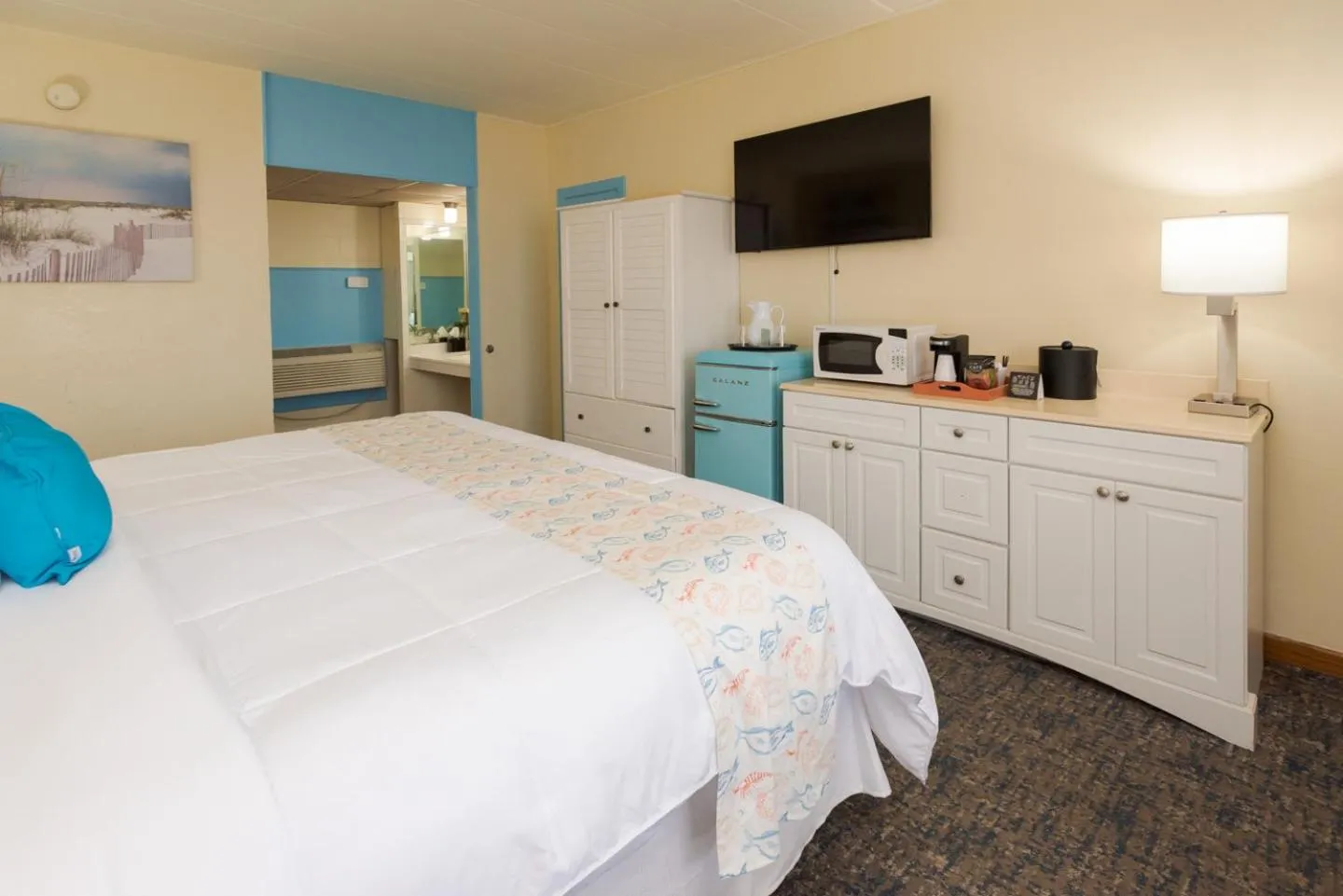 TV and multimedia, Bed in Gaido's Seaside Inn