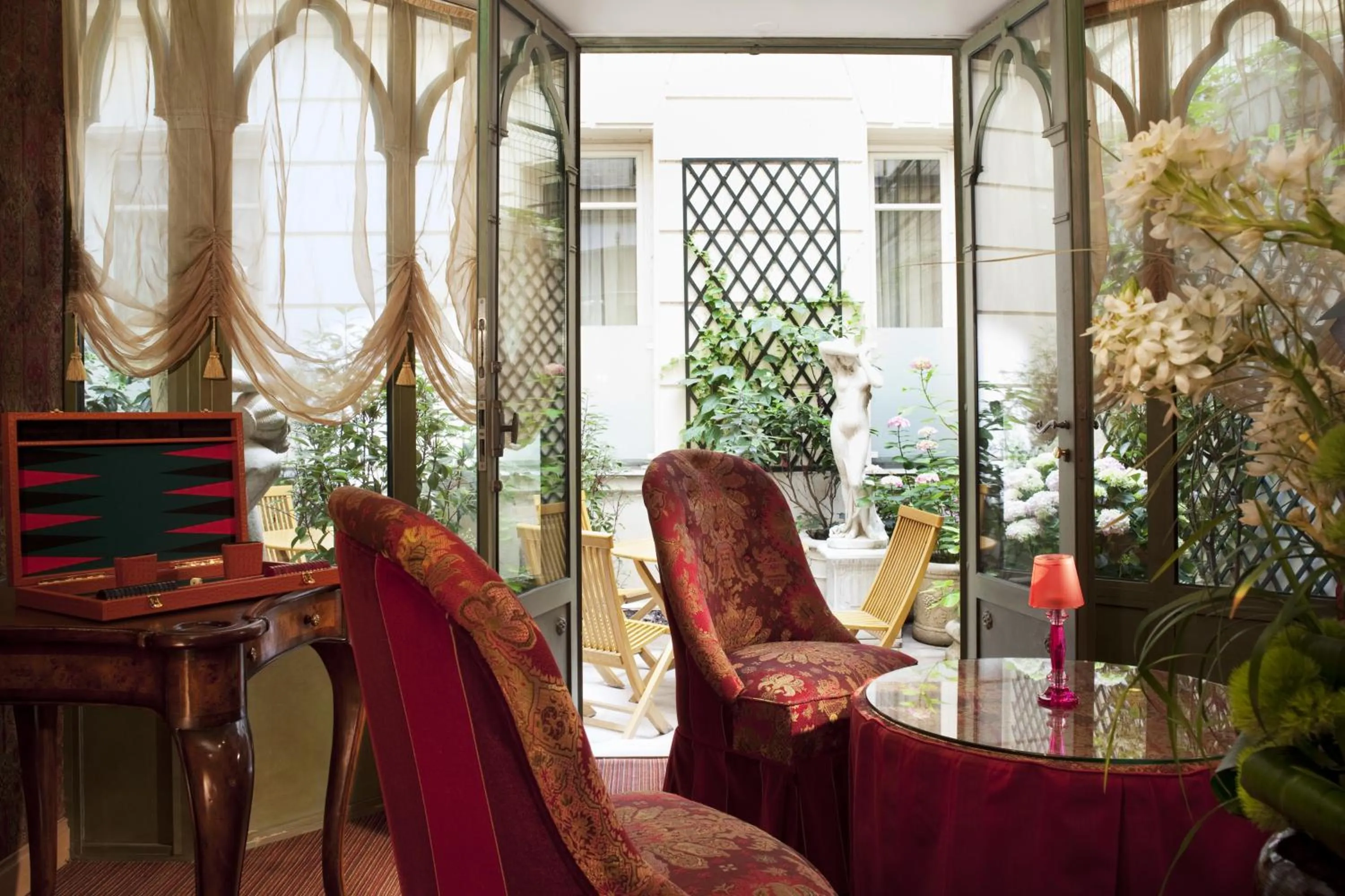 Lounge or bar in Chambiges Elysées