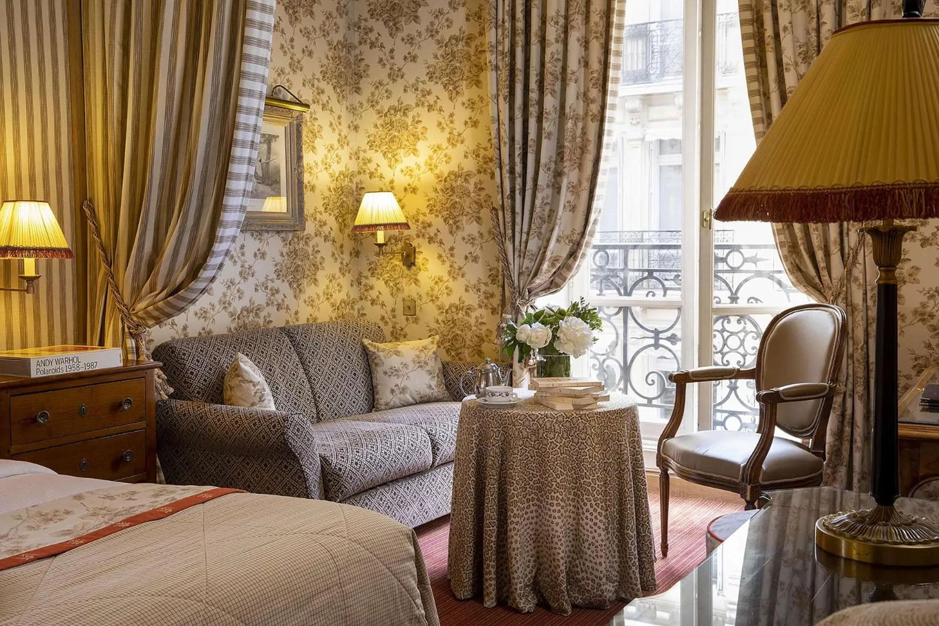 Living room, Bed in Chambiges Elysées