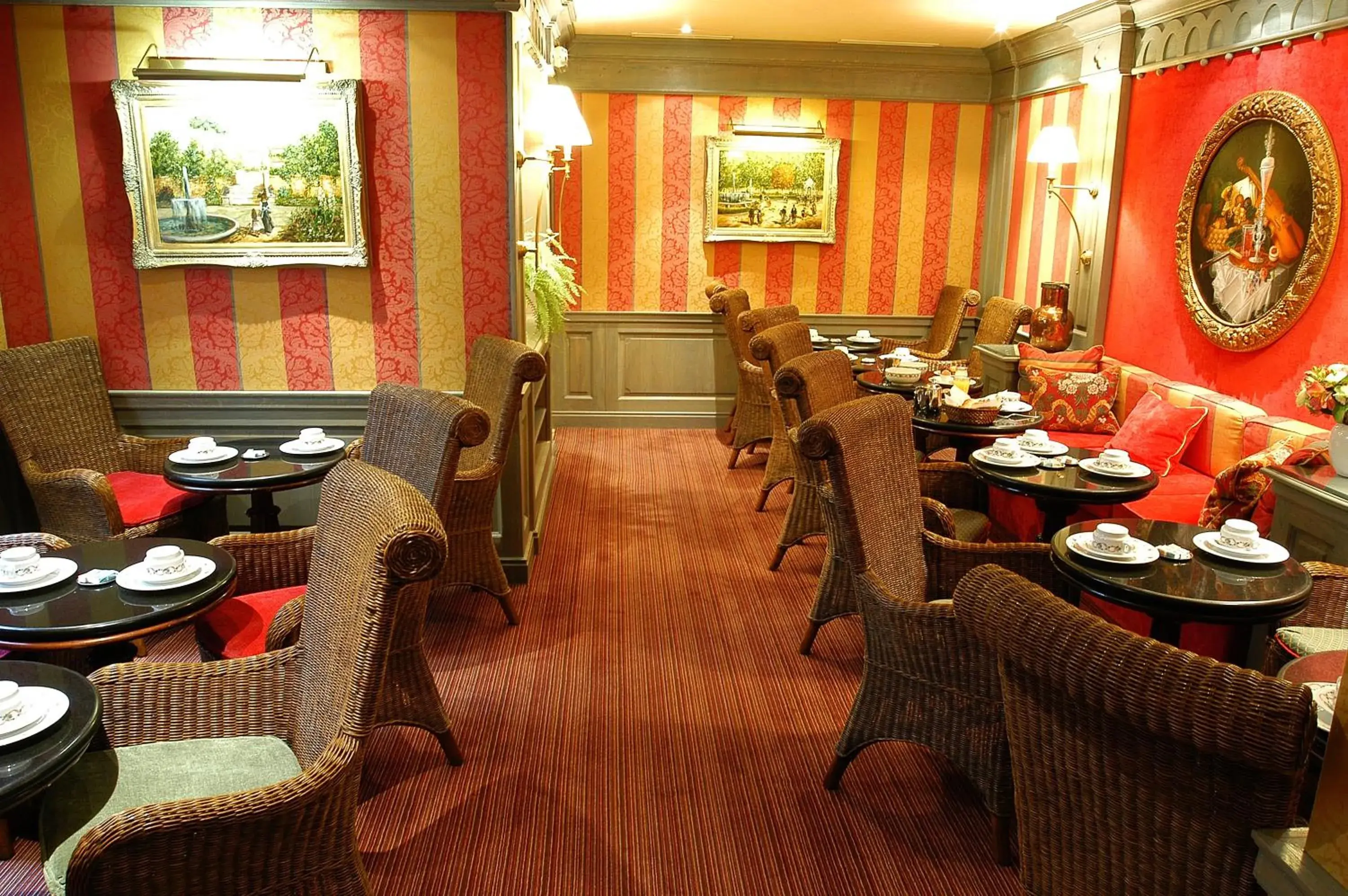 Restaurant/places to eat in Chambiges Elysées Restaurant/places to eat in Chambiges Elysées