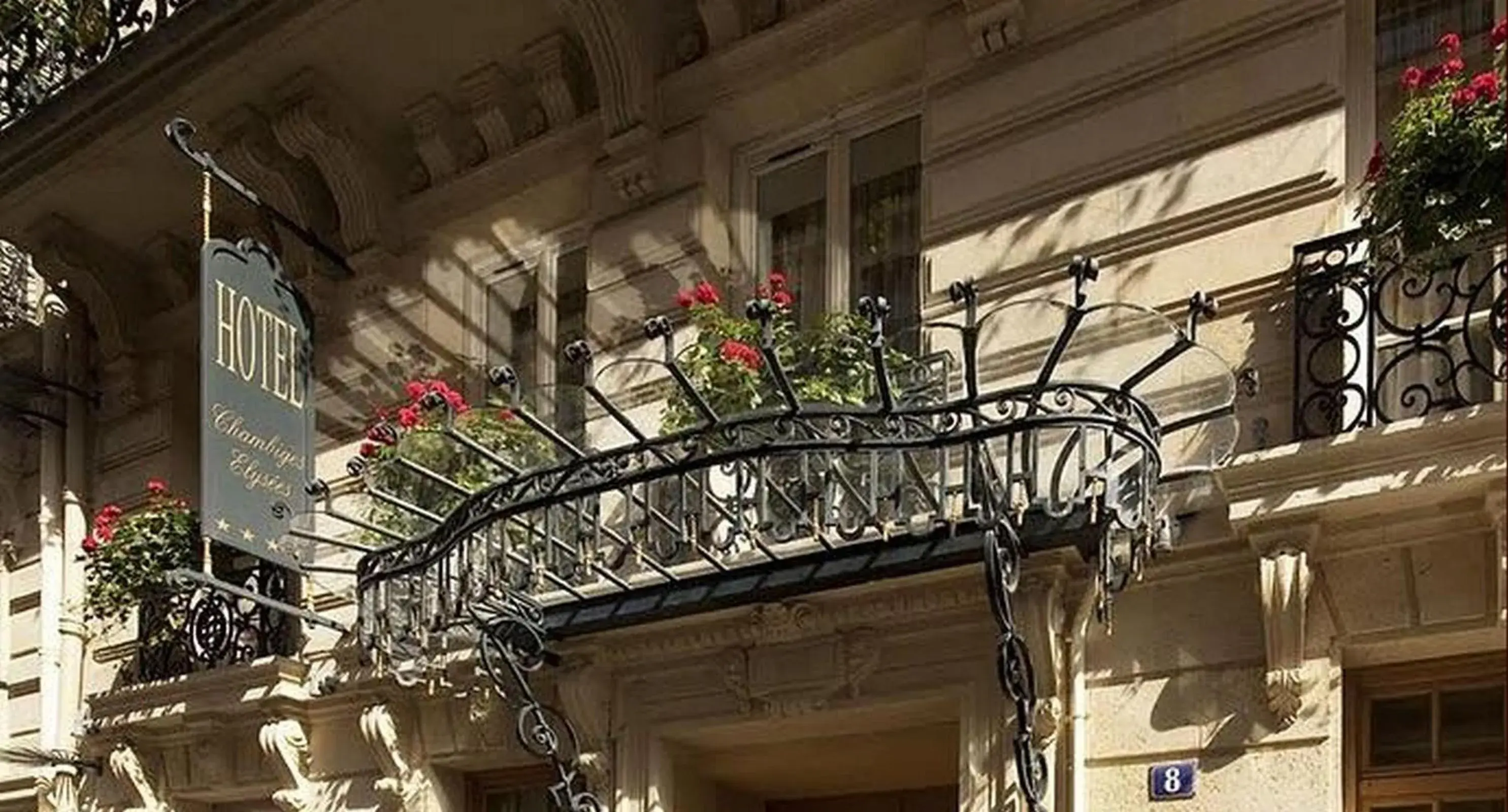 Facade/entrance in Chambiges Elysées Facade/entrance in Chambiges Elysées