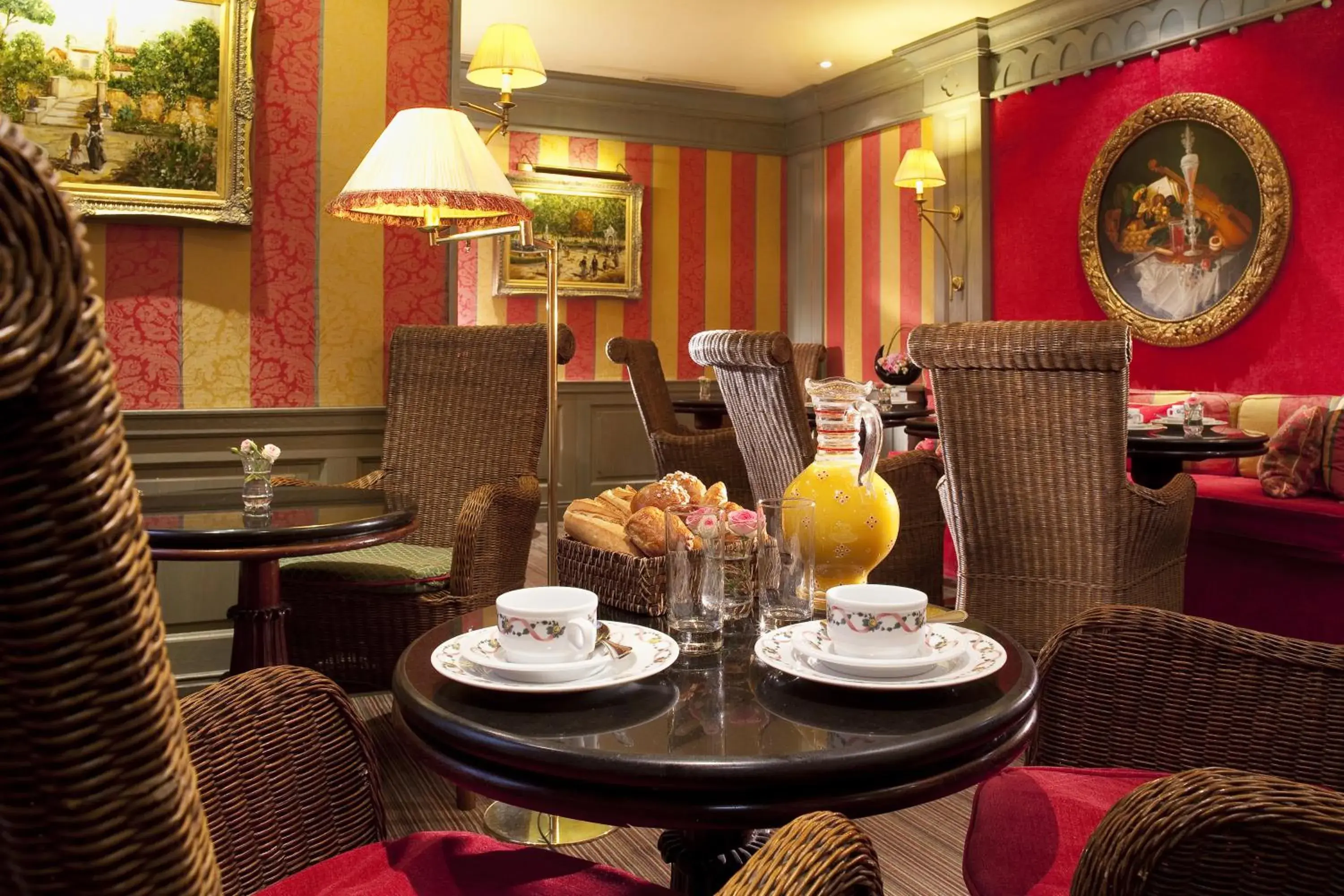 Restaurant/places to eat in Chambiges Elysées Restaurant/places to eat in Chambiges Elysées