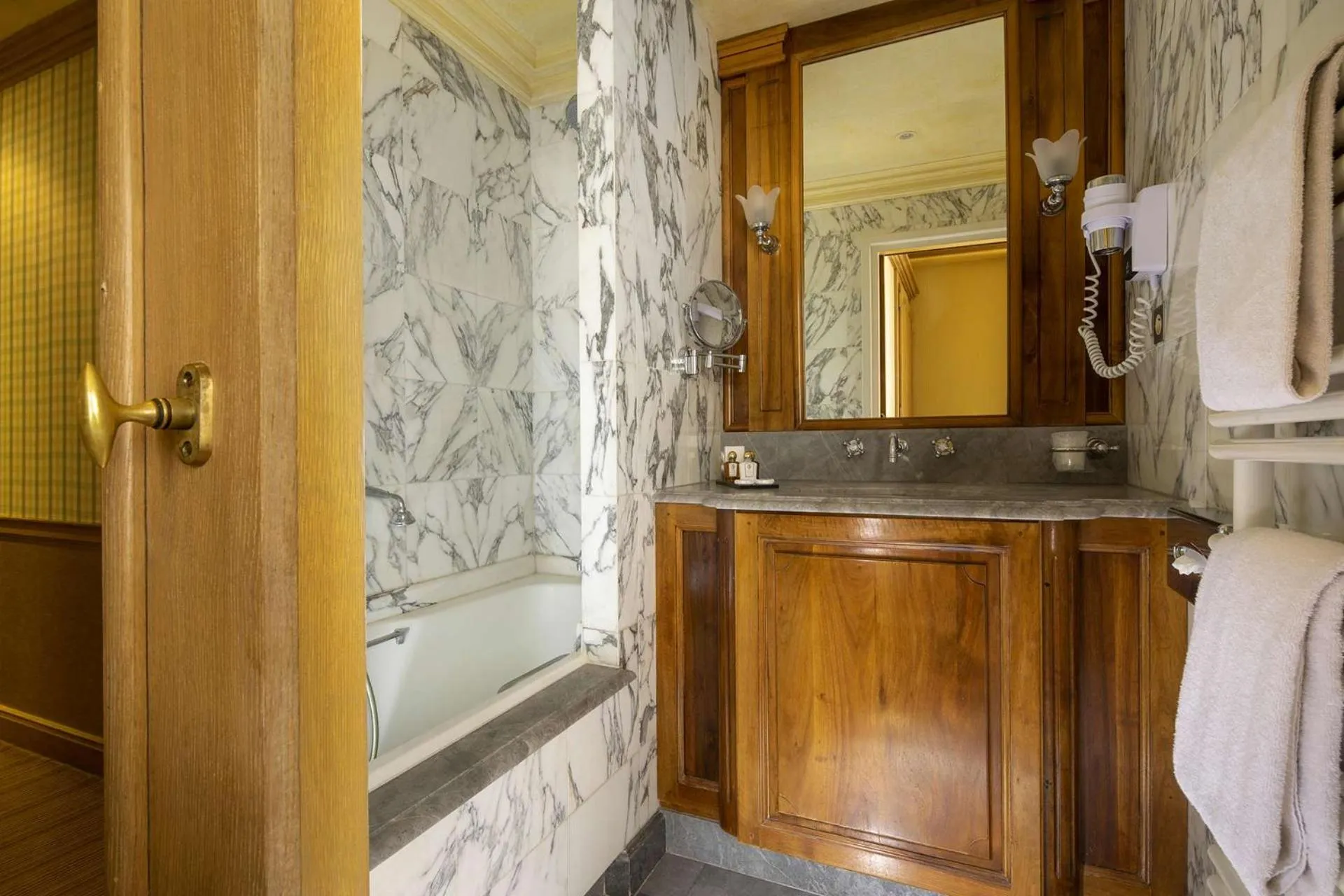 Bathroom in Chambiges Elysées