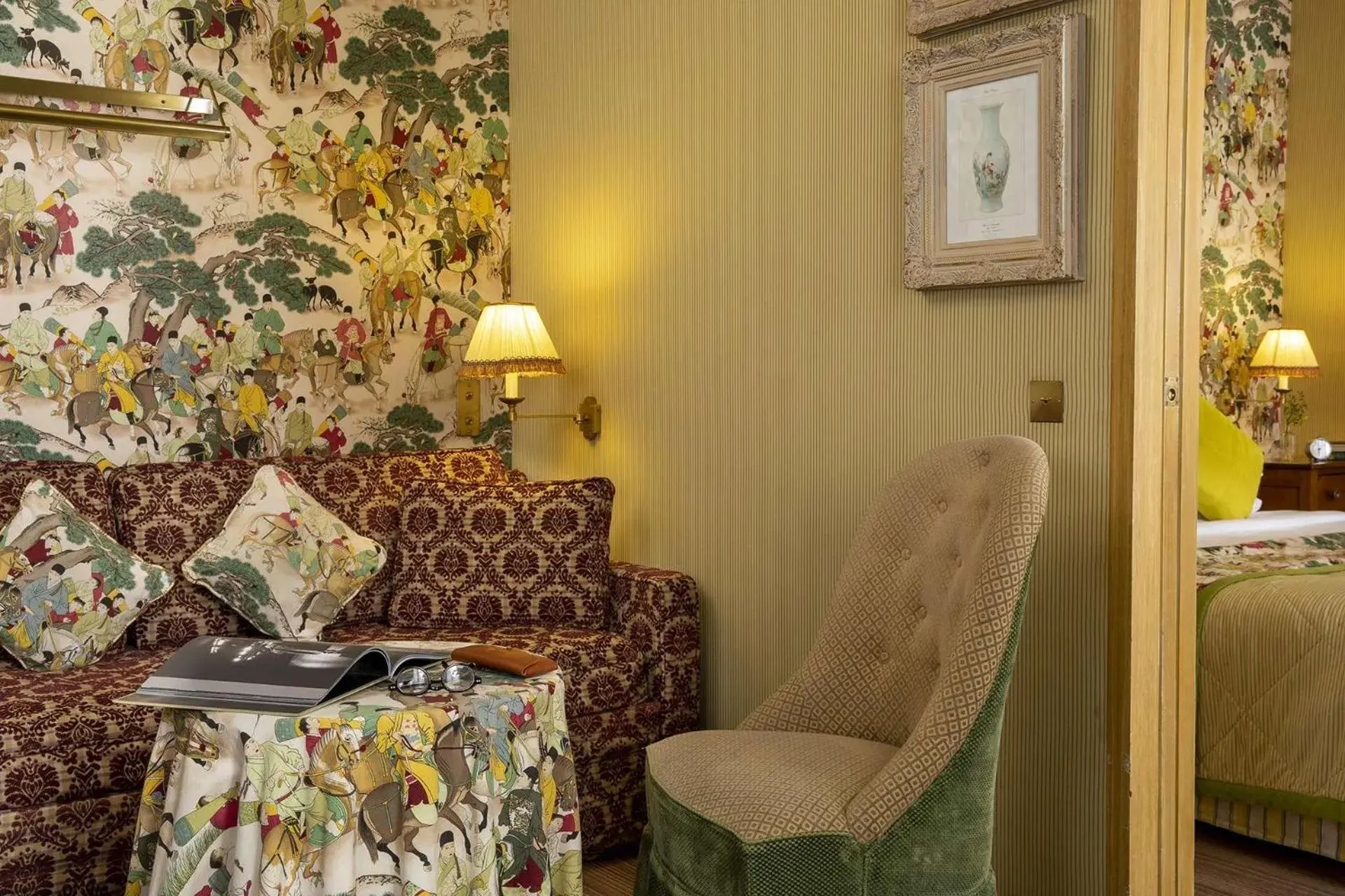 Living room, Bed in Chambiges Elysées Living room, Bed in Chambiges Elysées