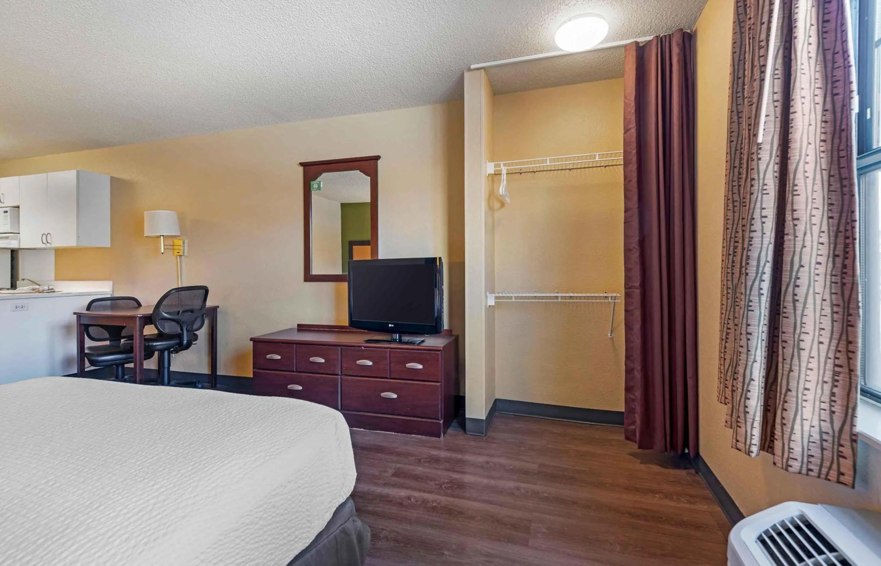 Bedroom, Bed in Extended Stay America Suites - Pittsburgh - Monroeville