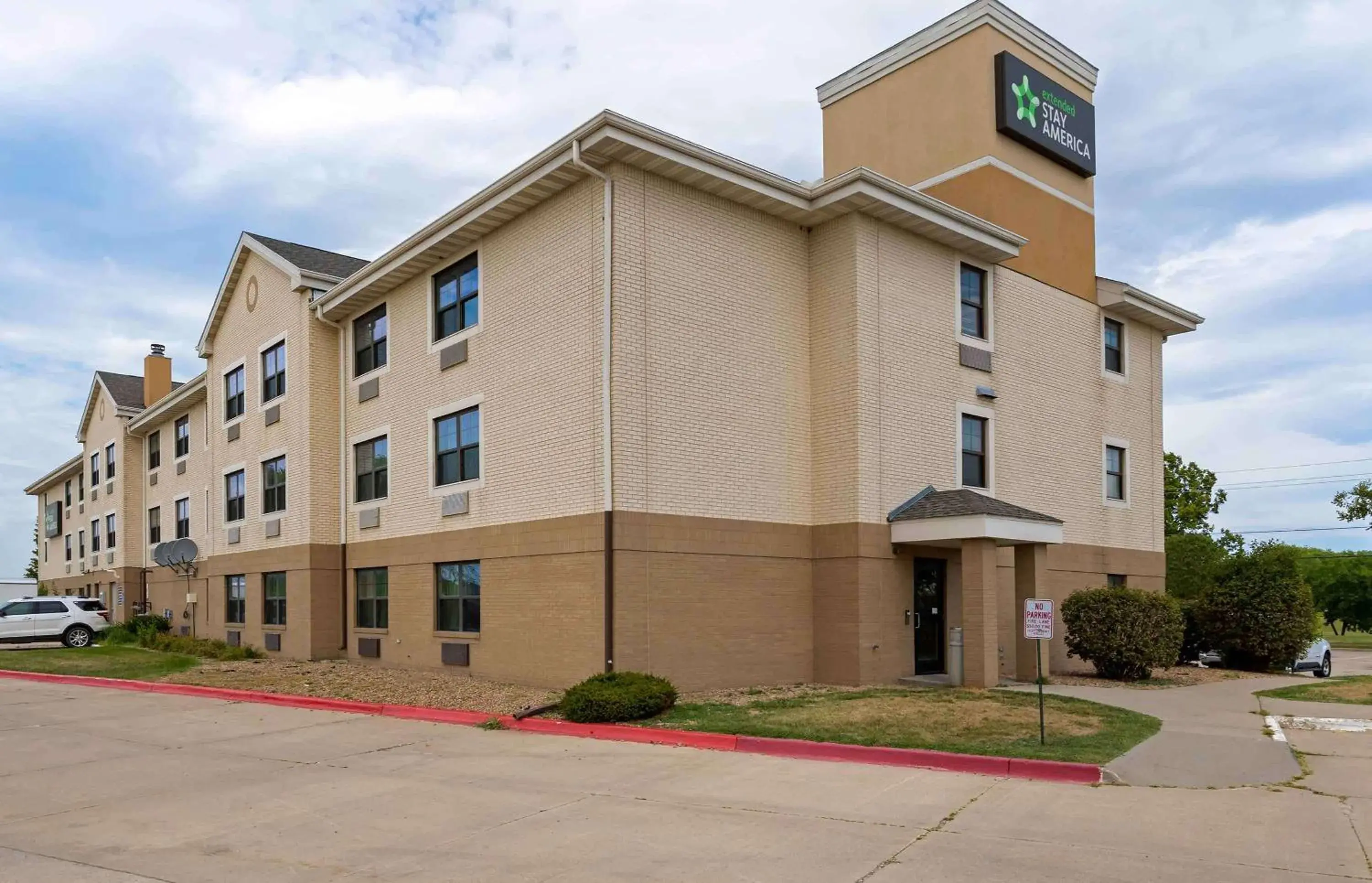 Property building in Extended Stay America Select Suites - Des Moines - Urbandale Property building in Extended Stay America Select Suites - Des Moines - Urbandale