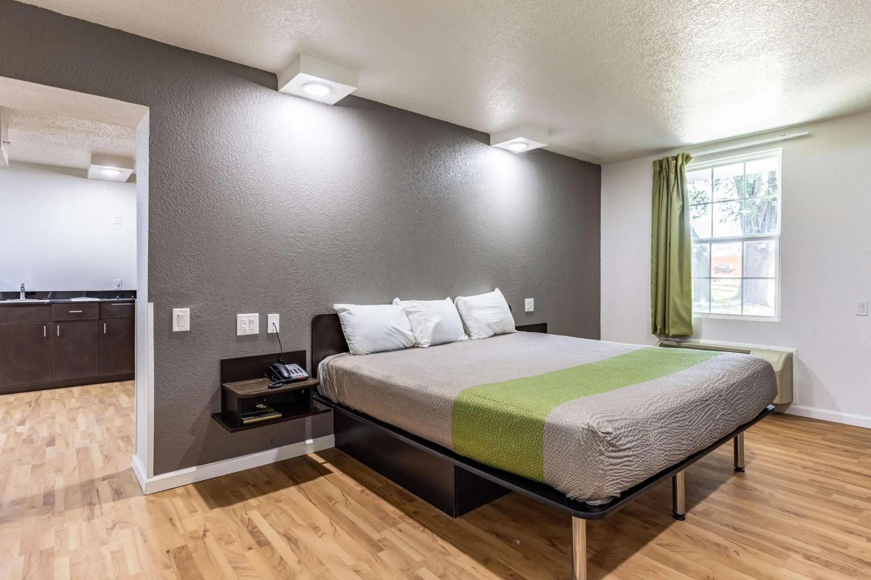 Photo of the whole room, Bed in Studio 6-Temple, TX