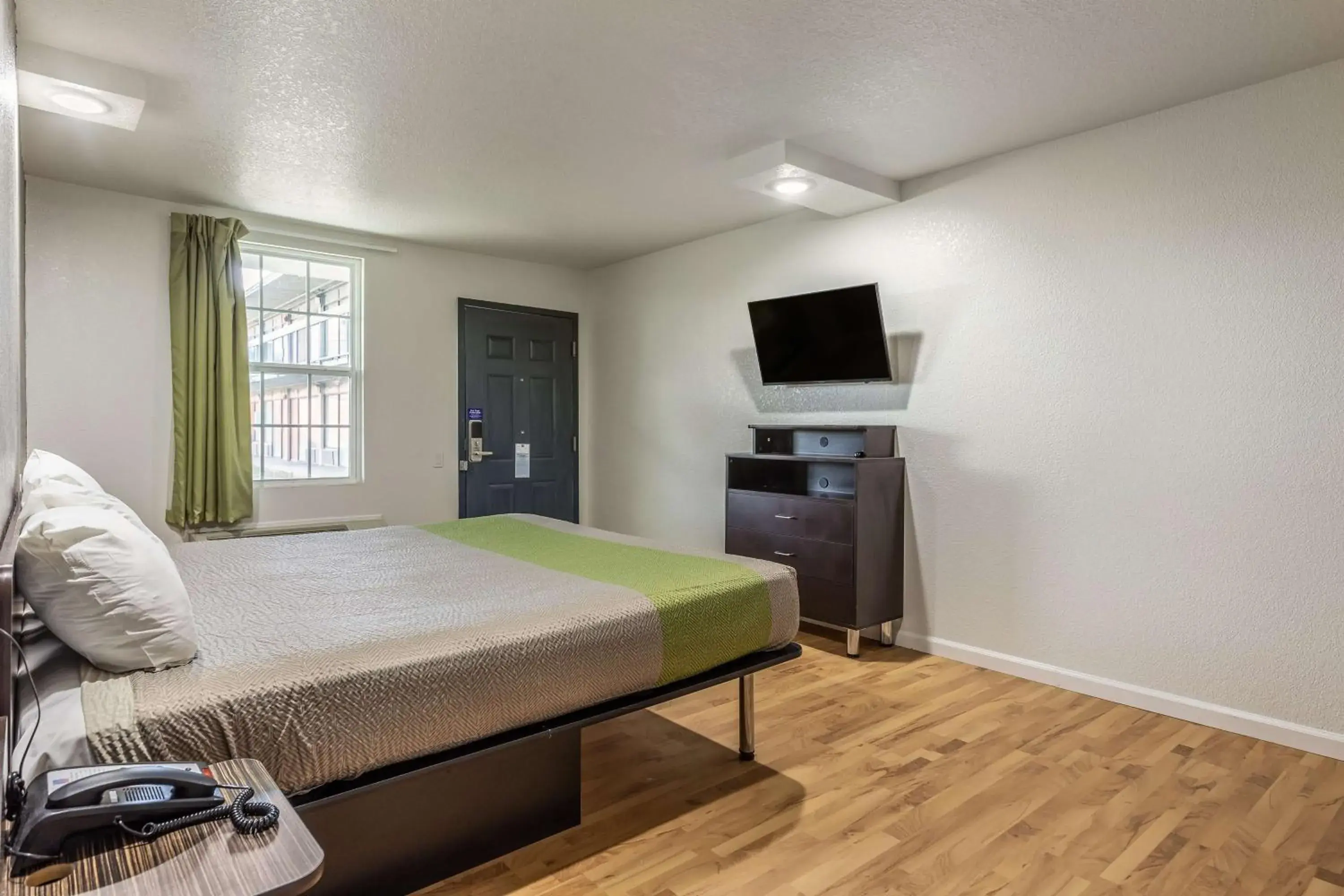 King Room with Roll-in Shower - Disability Access - Non-Smoking in Studio 6-Temple, TX King Room with Roll-in Shower - Disability Access - Non-Smoking in Studio 6-Temple, TX