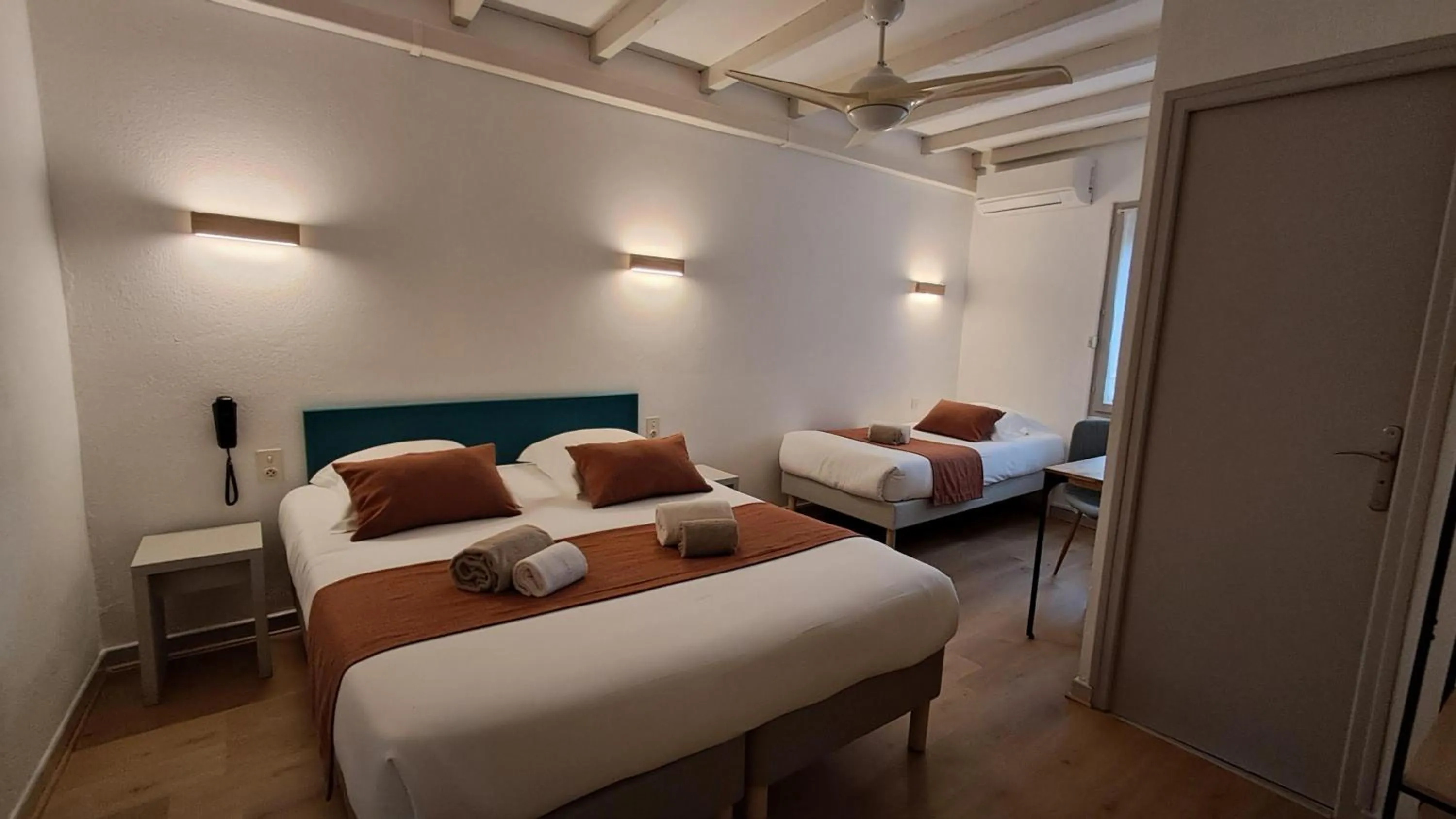 Bed in Hôtel L'Herbier d'Orange