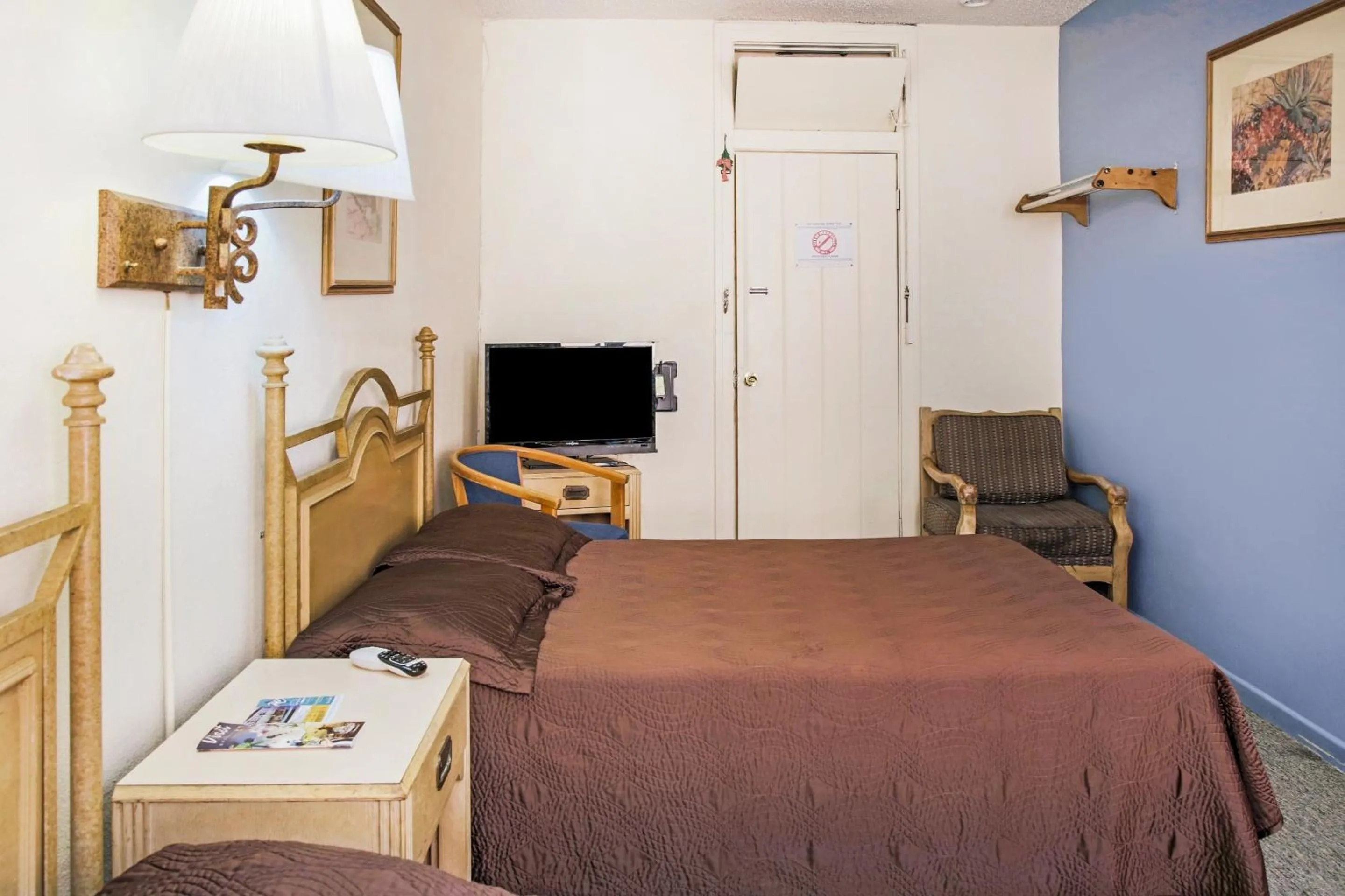 Bedroom, Bed in OYO Historic Cameron Hotel Brownsville I-69E