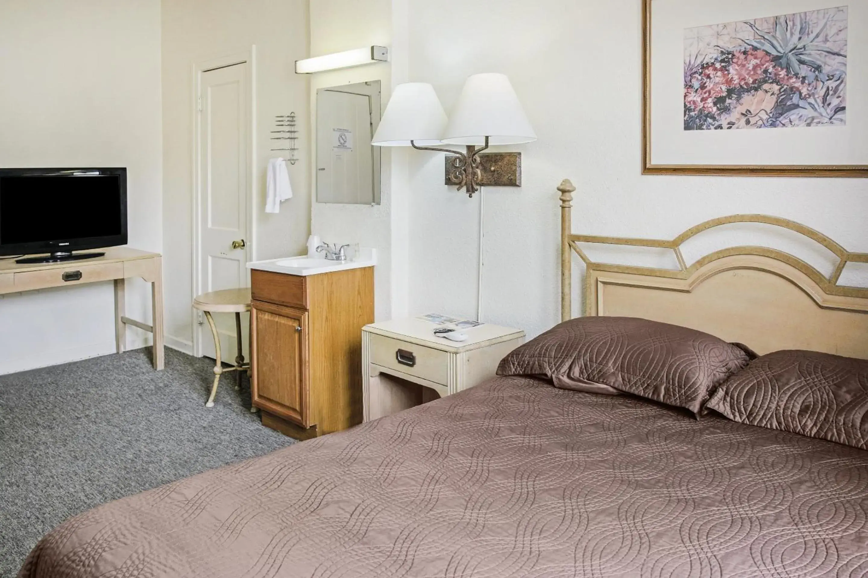 Bedroom, Bed in OYO Historic Cameron Hotel Brownsville I-69E Bedroom, Bed in OYO Historic Cameron Hotel Brownsville I-69E