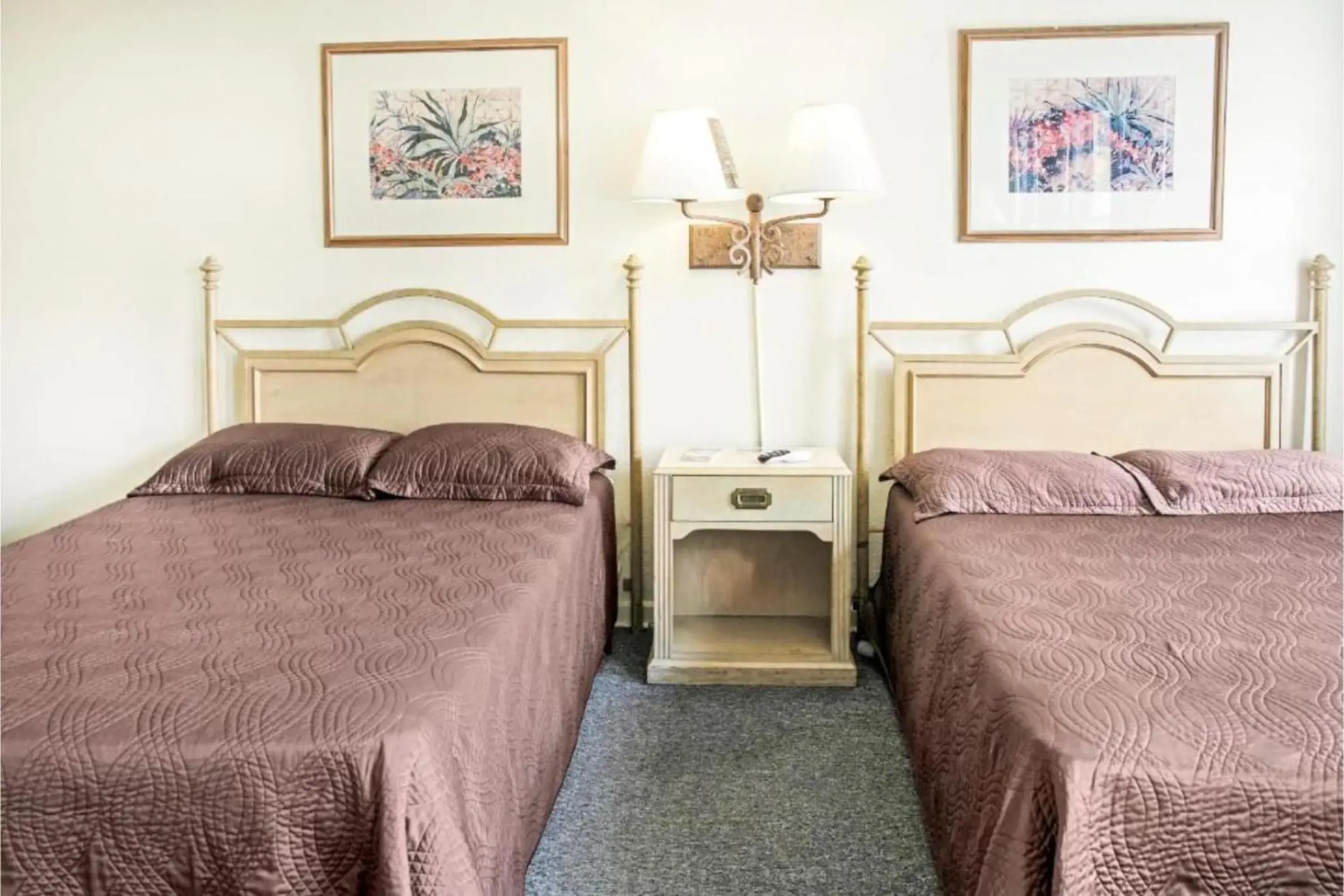 Full Bed in OYO Historic Cameron Hotel Brownsville I-69E Full Bed in OYO Historic Cameron Hotel Brownsville I-69E