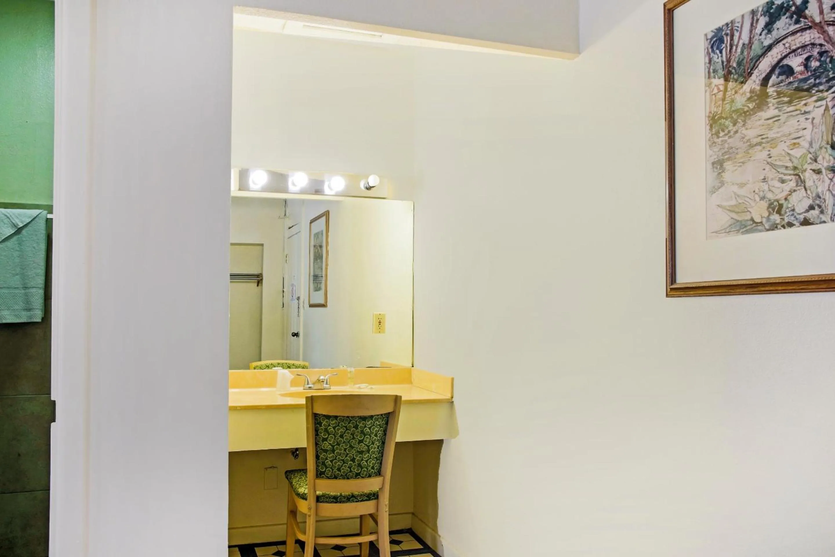 Bedroom in OYO Historic Cameron Hotel Brownsville I-69E