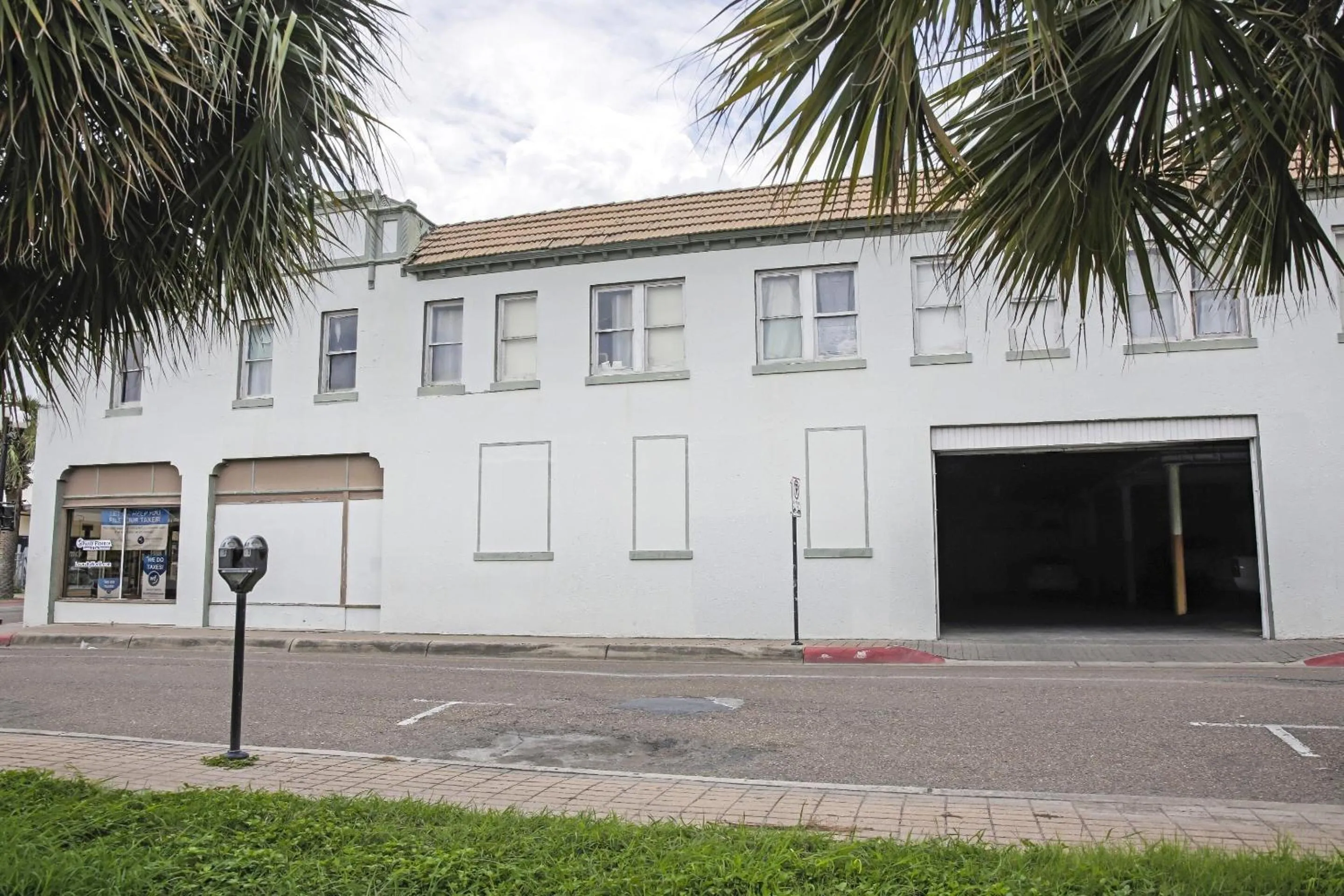 Facade/entrance in OYO Historic Cameron Hotel Brownsville I-69E