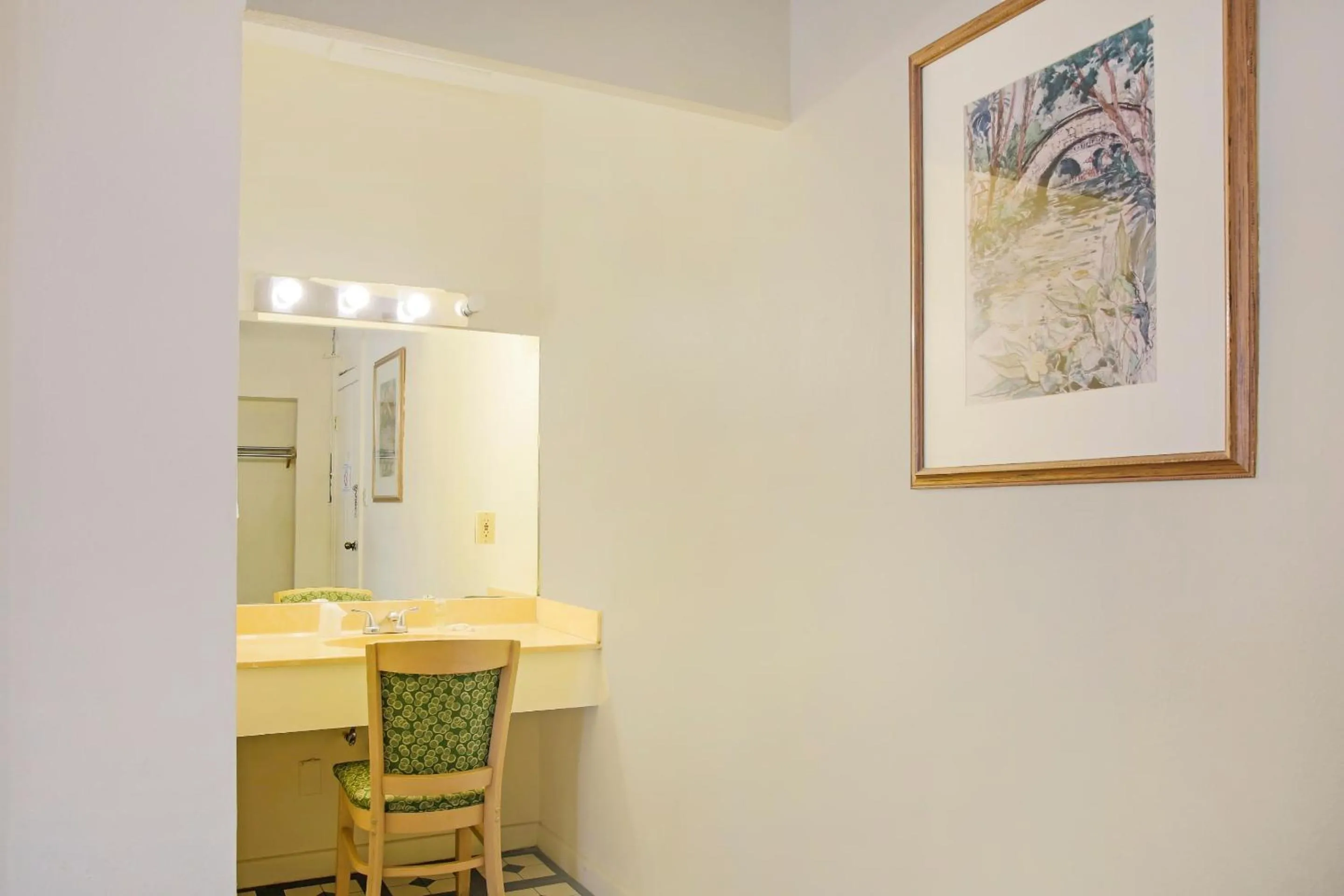 Bedroom in OYO Historic Cameron Hotel Brownsville I-69E