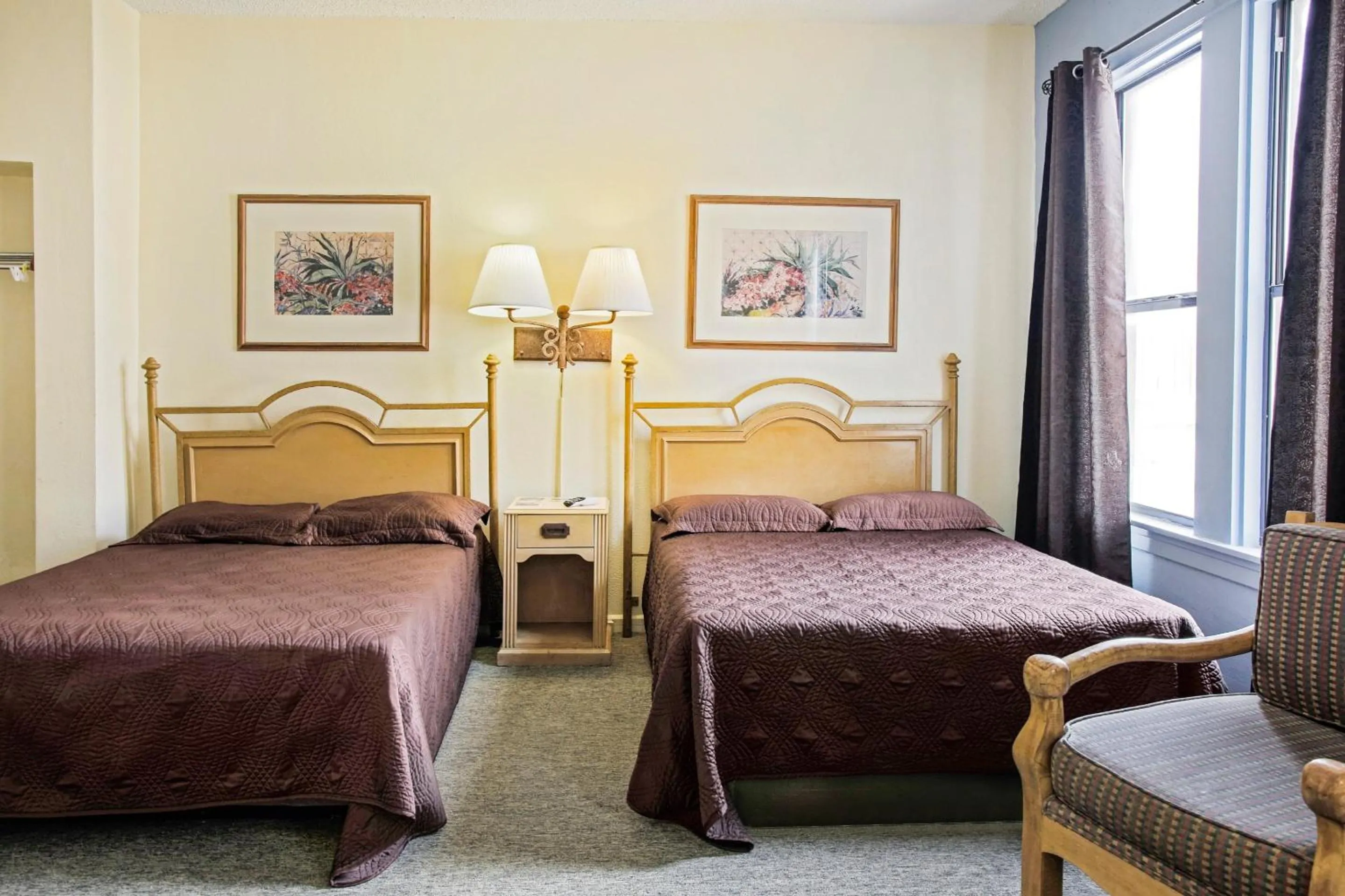 Bedroom, Bed in OYO Historic Cameron Hotel Brownsville I-69E