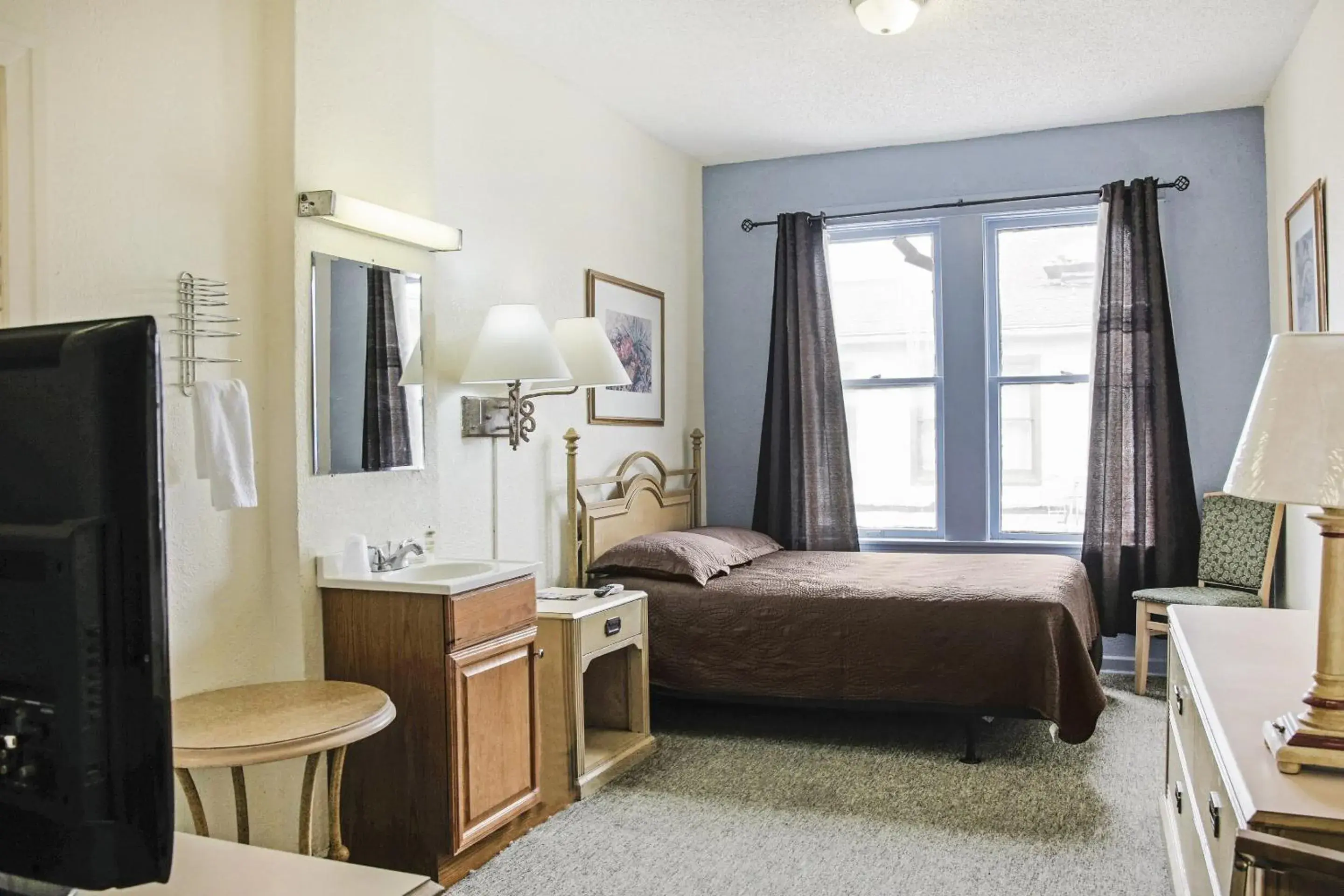 Bedroom, Bed in OYO Historic Cameron Hotel Brownsville I-69E Bedroom, Bed in OYO Historic Cameron Hotel Brownsville I-69E