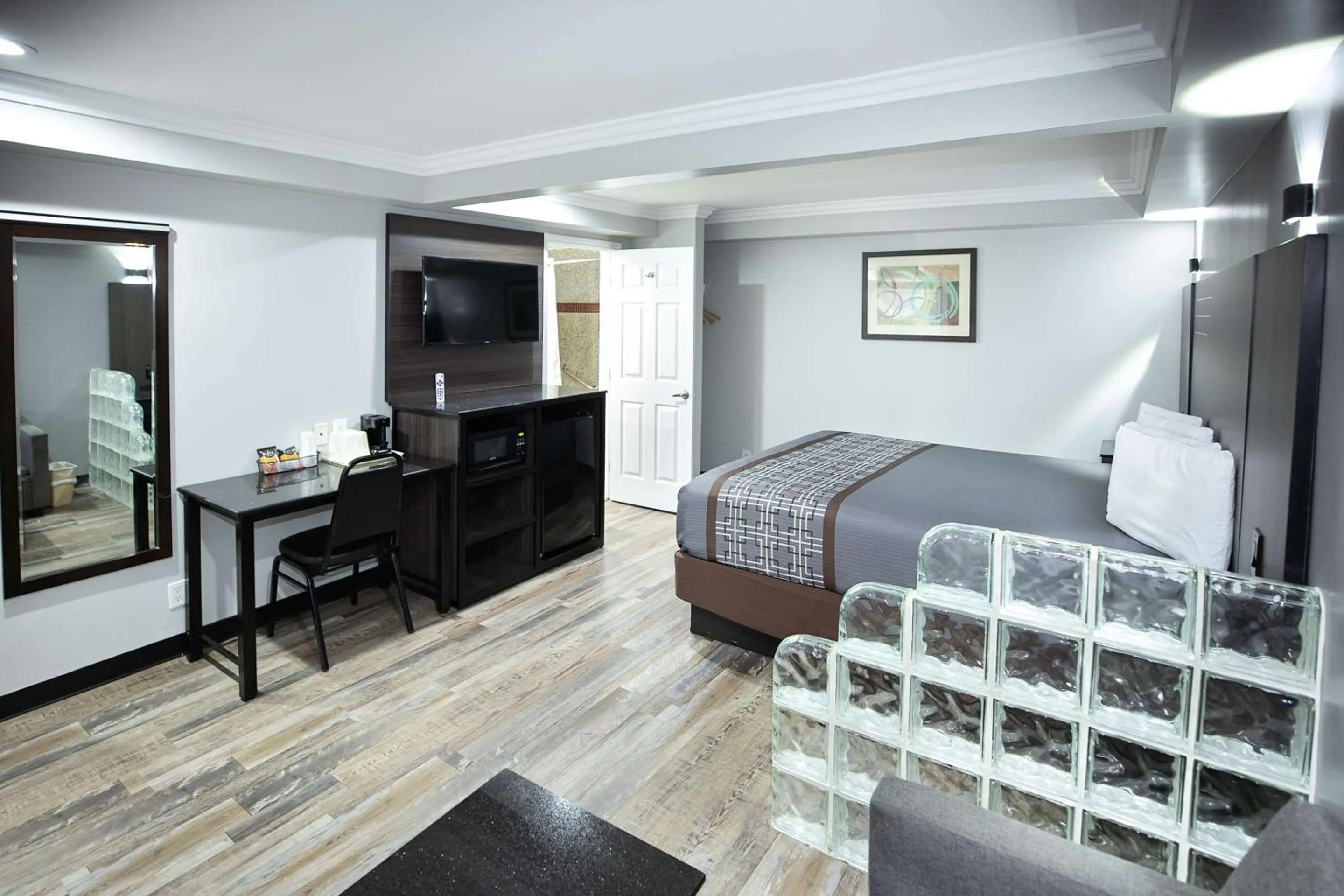 Bedroom, Bed in Rodeway Inn & Suites