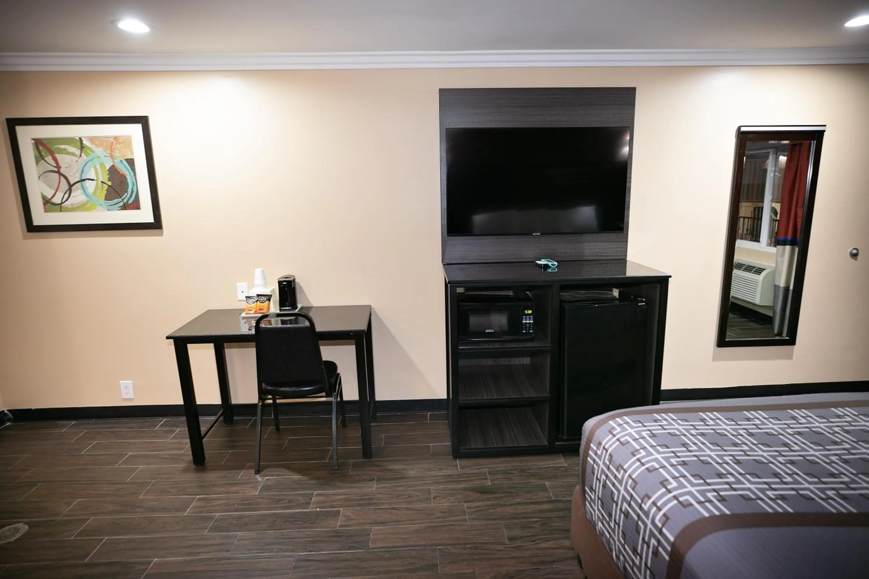 TV and multimedia, Bed in Rodeway Inn & Suites