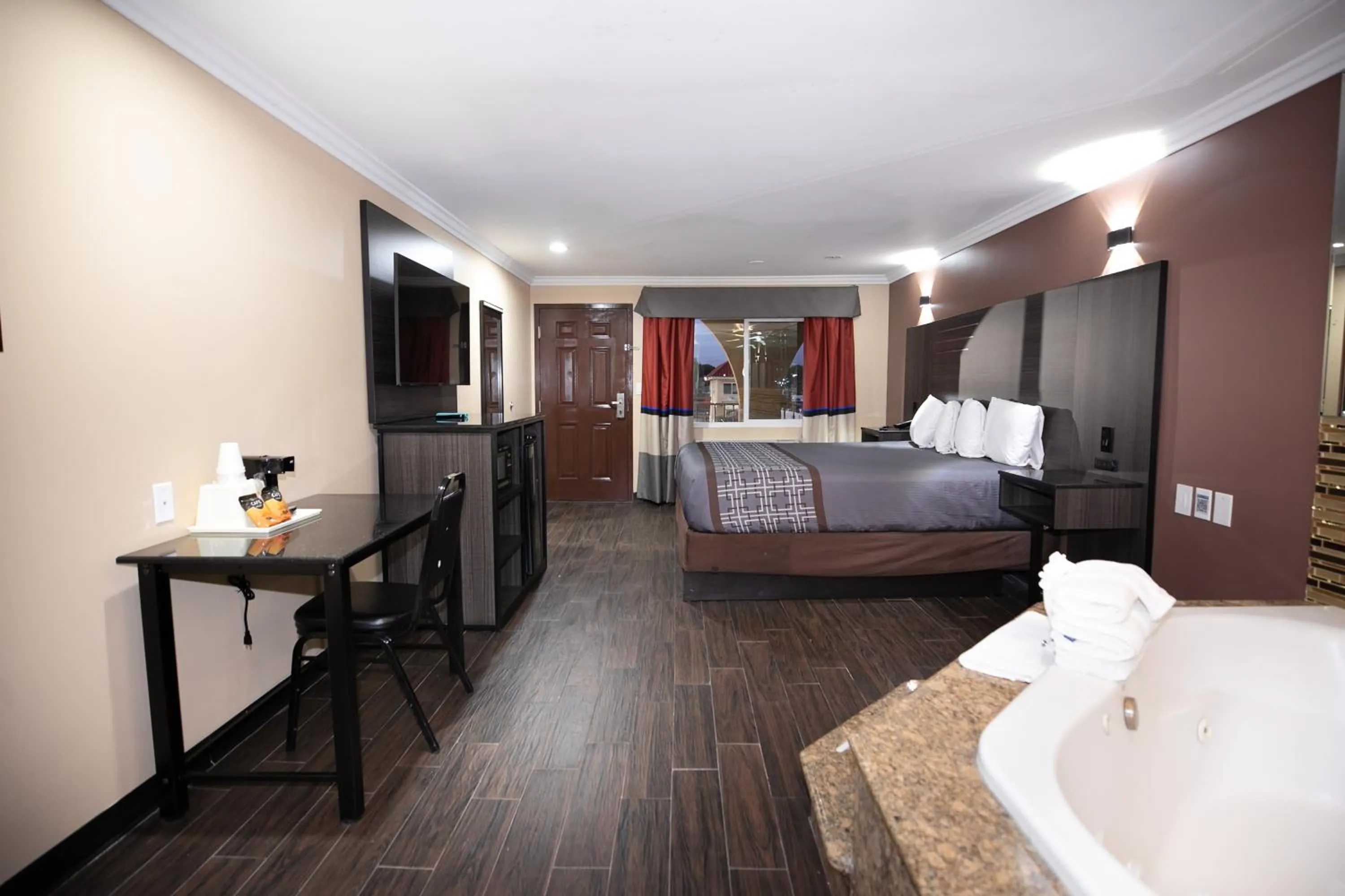 Spa and wellness centre/facilities, Bed in Rodeway Inn & Suites