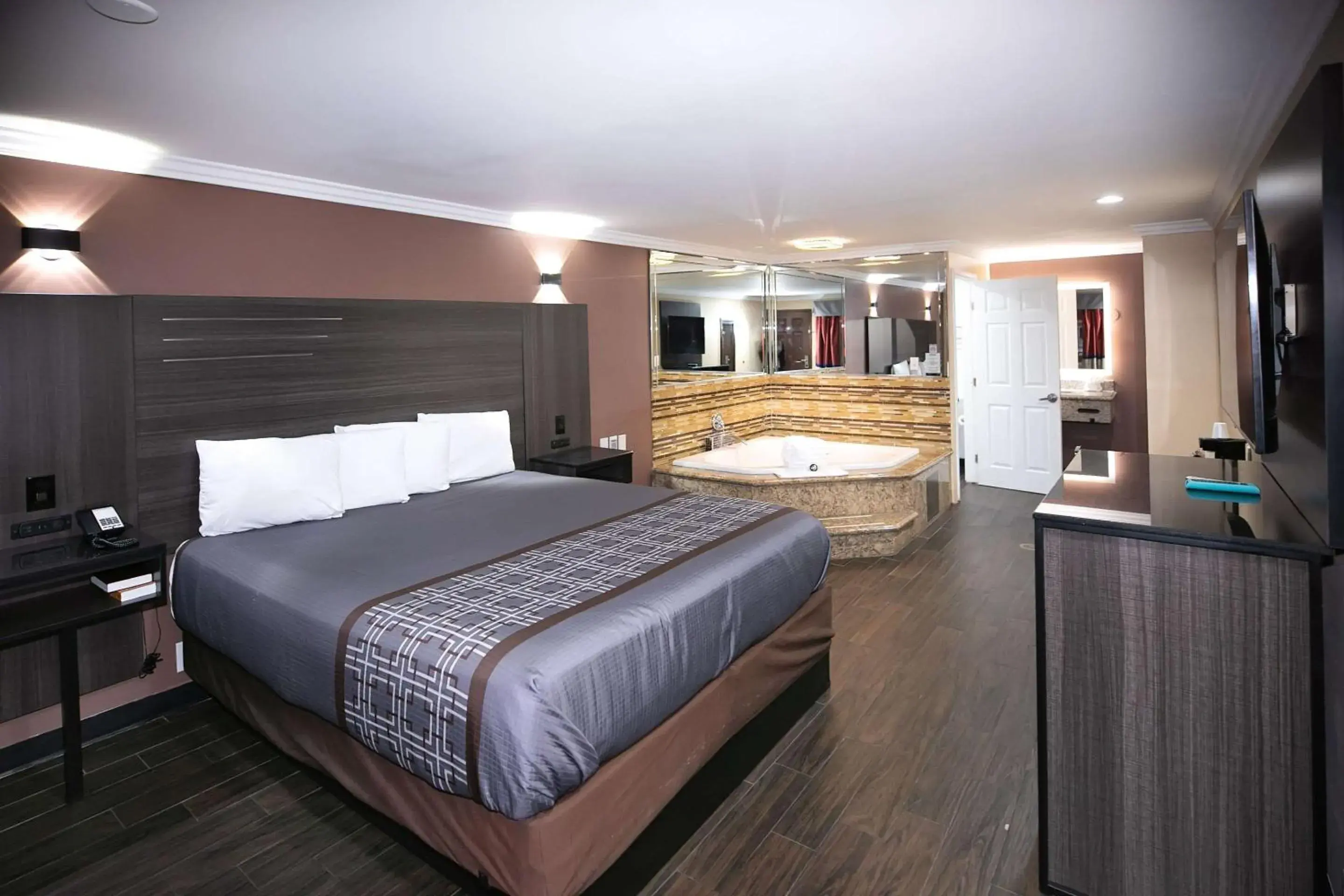 Bedroom, Bed in Rodeway Inn & Suites Bedroom, Bed in Rodeway Inn & Suites