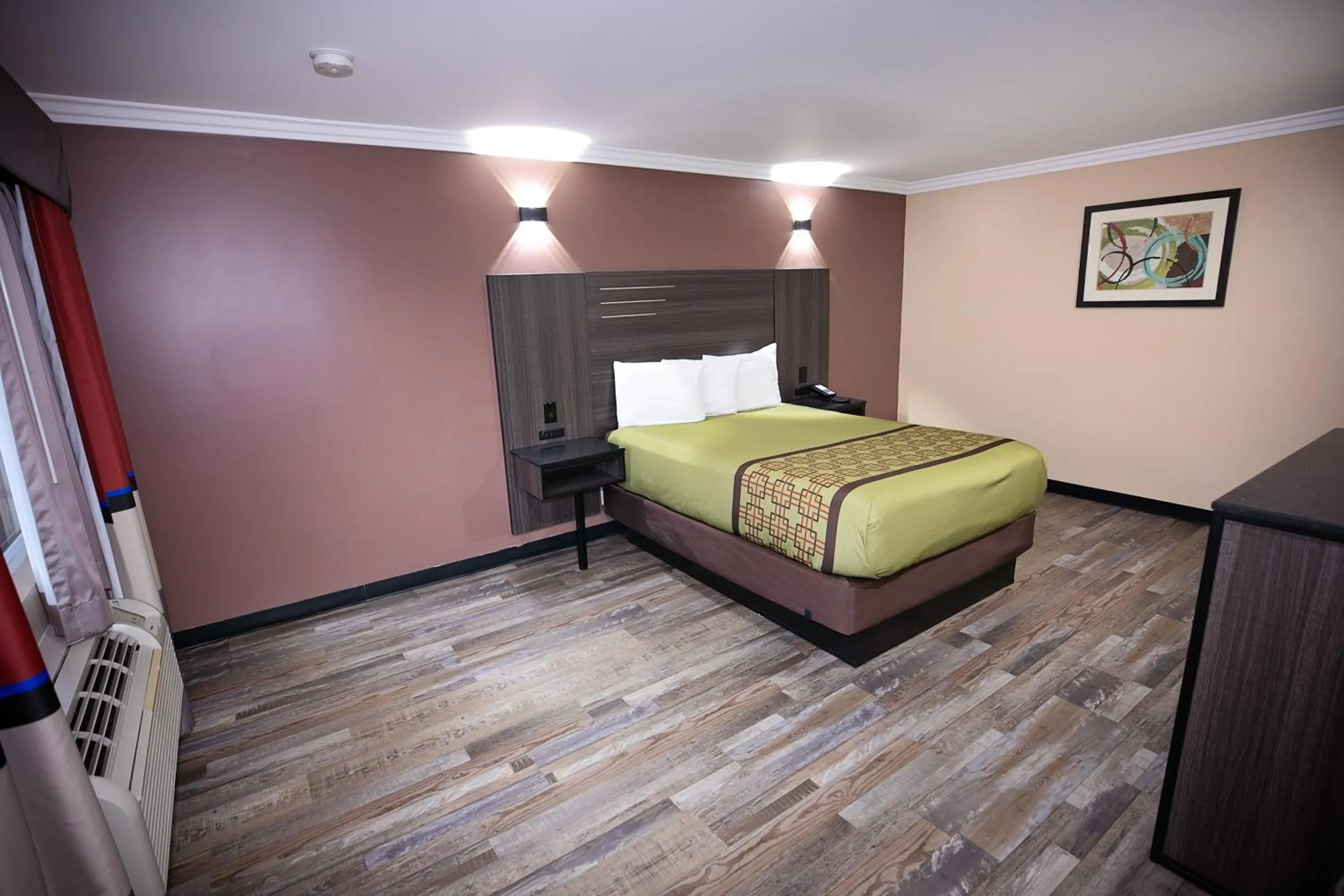 Bed in Rodeway Inn & Suites