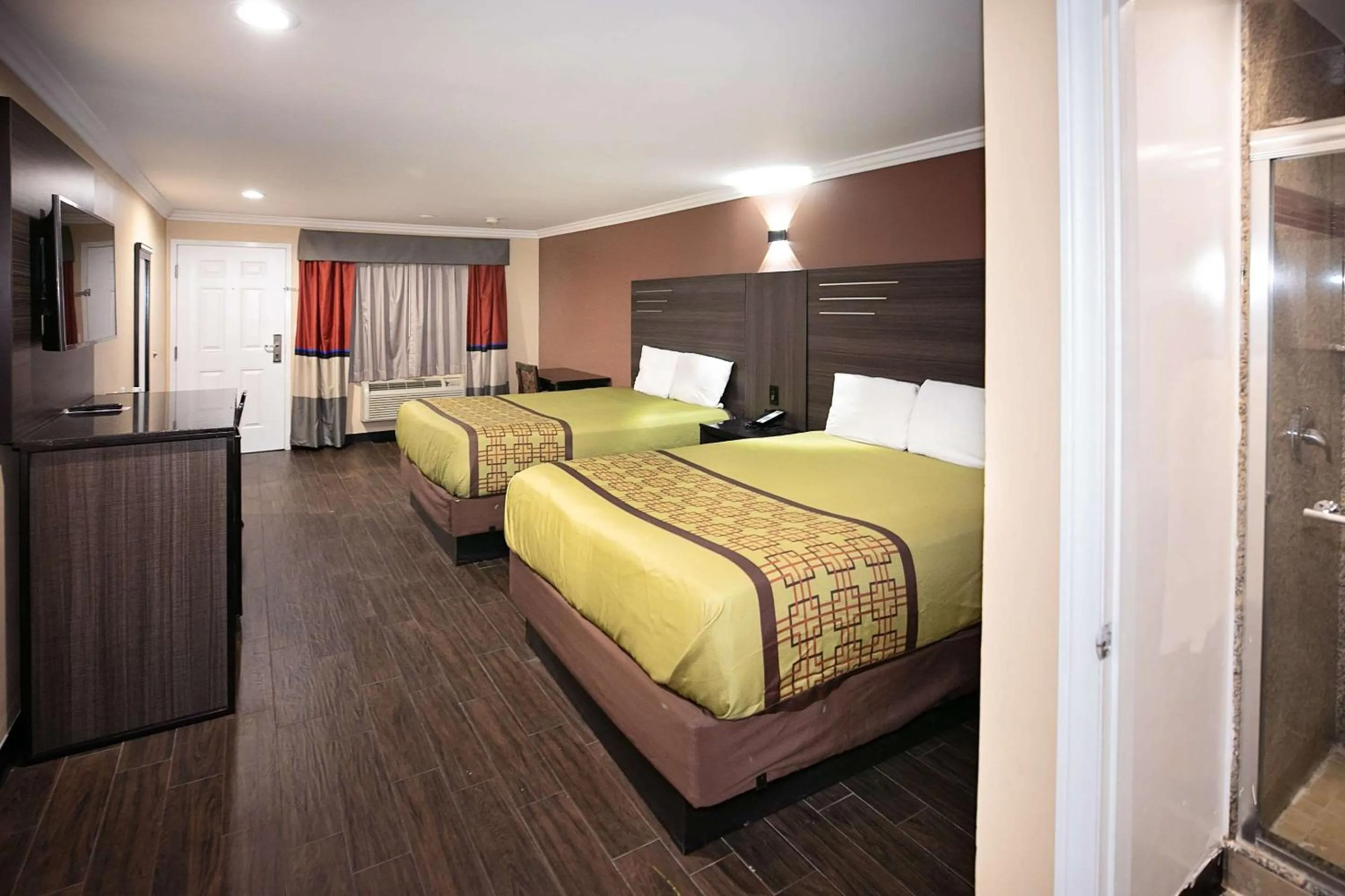 Bedroom, Bed in Rodeway Inn & Suites