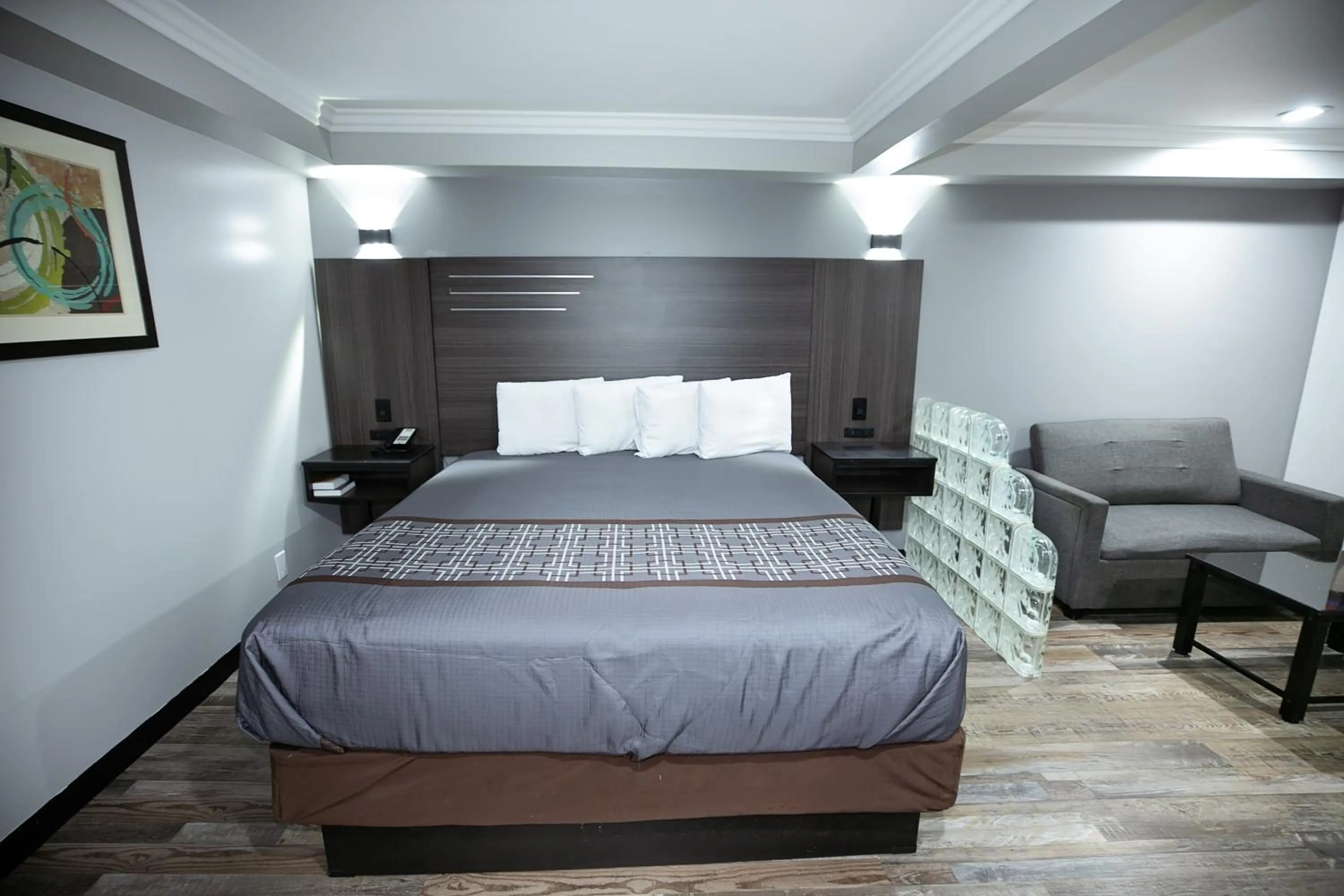 Bed in Rodeway Inn & Suites