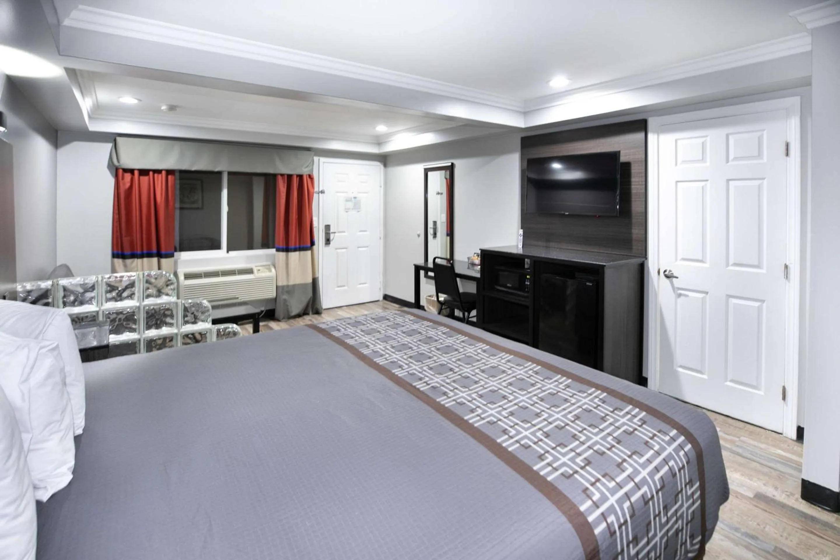 Bedroom, Bed in Rodeway Inn & Suites