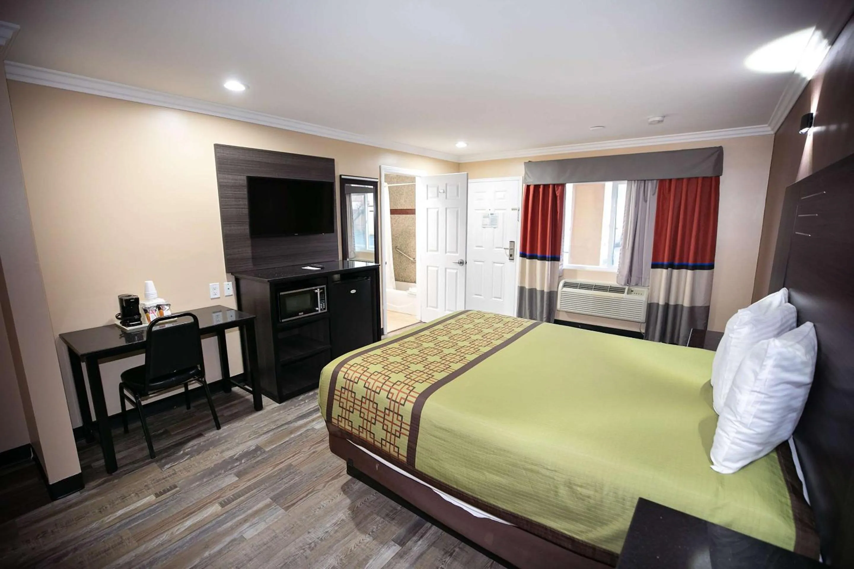 Bedroom, Bed in Rodeway Inn & Suites