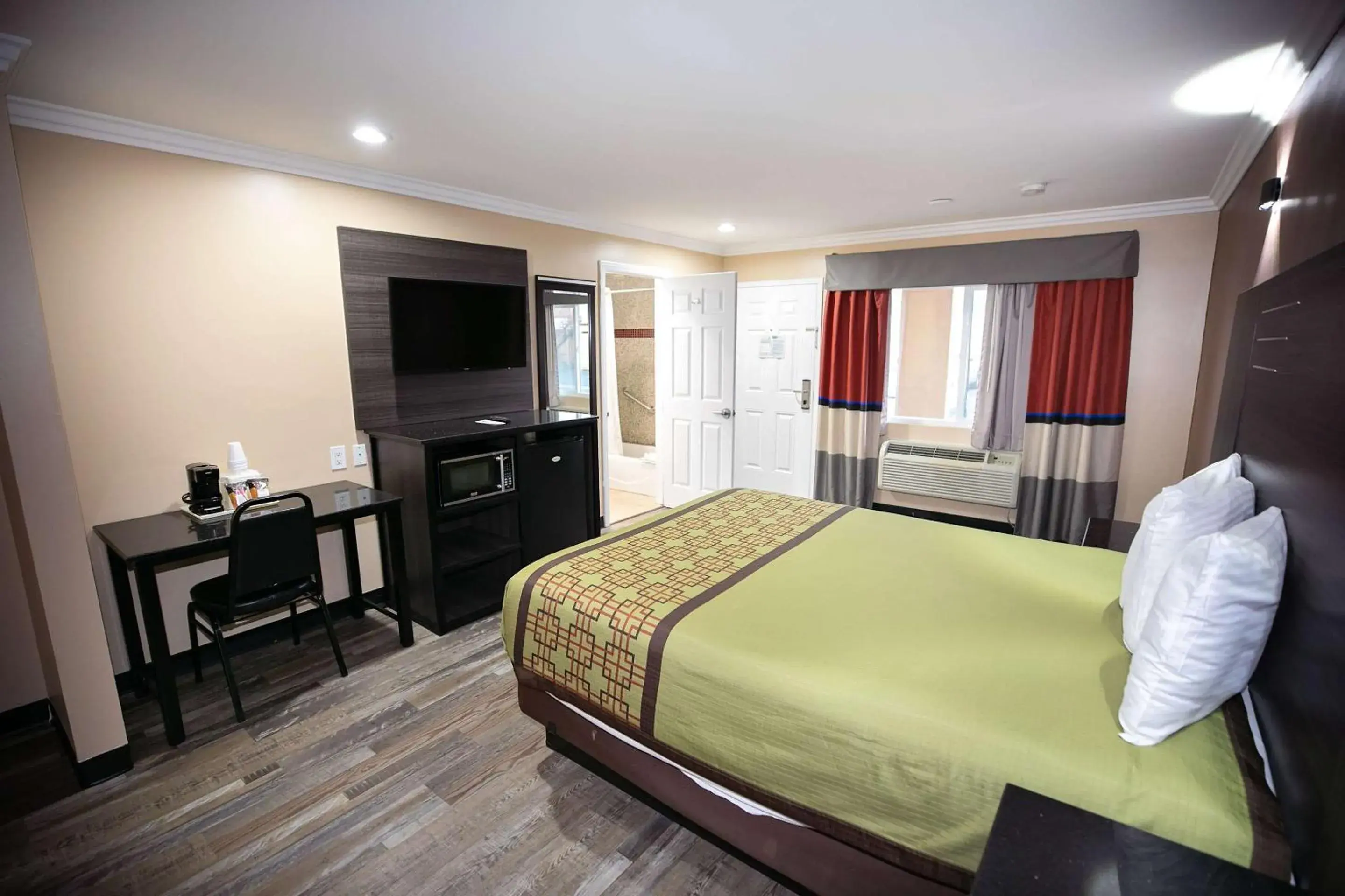 Queen Room - single occupancy - Non-Smoking in Rodeway Inn & Suites Queen Room - single occupancy - Non-Smoking in Rodeway Inn & Suites