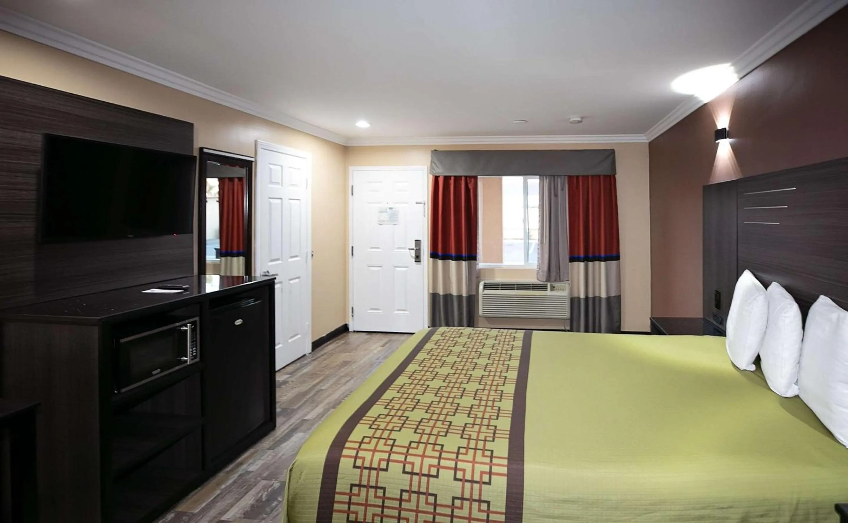 Bedroom, Bed in Rodeway Inn & Suites