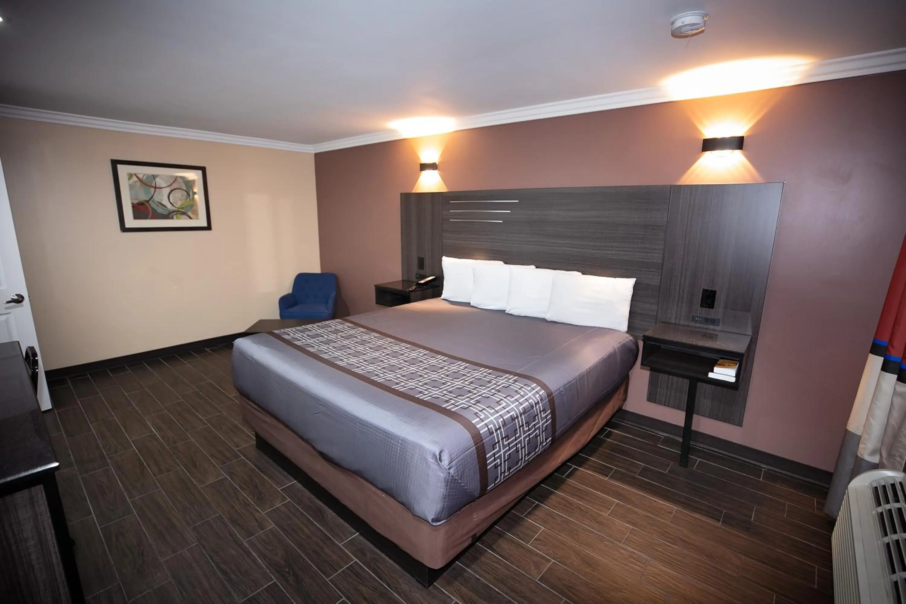 Bedroom, Bed in Rodeway Inn & Suites