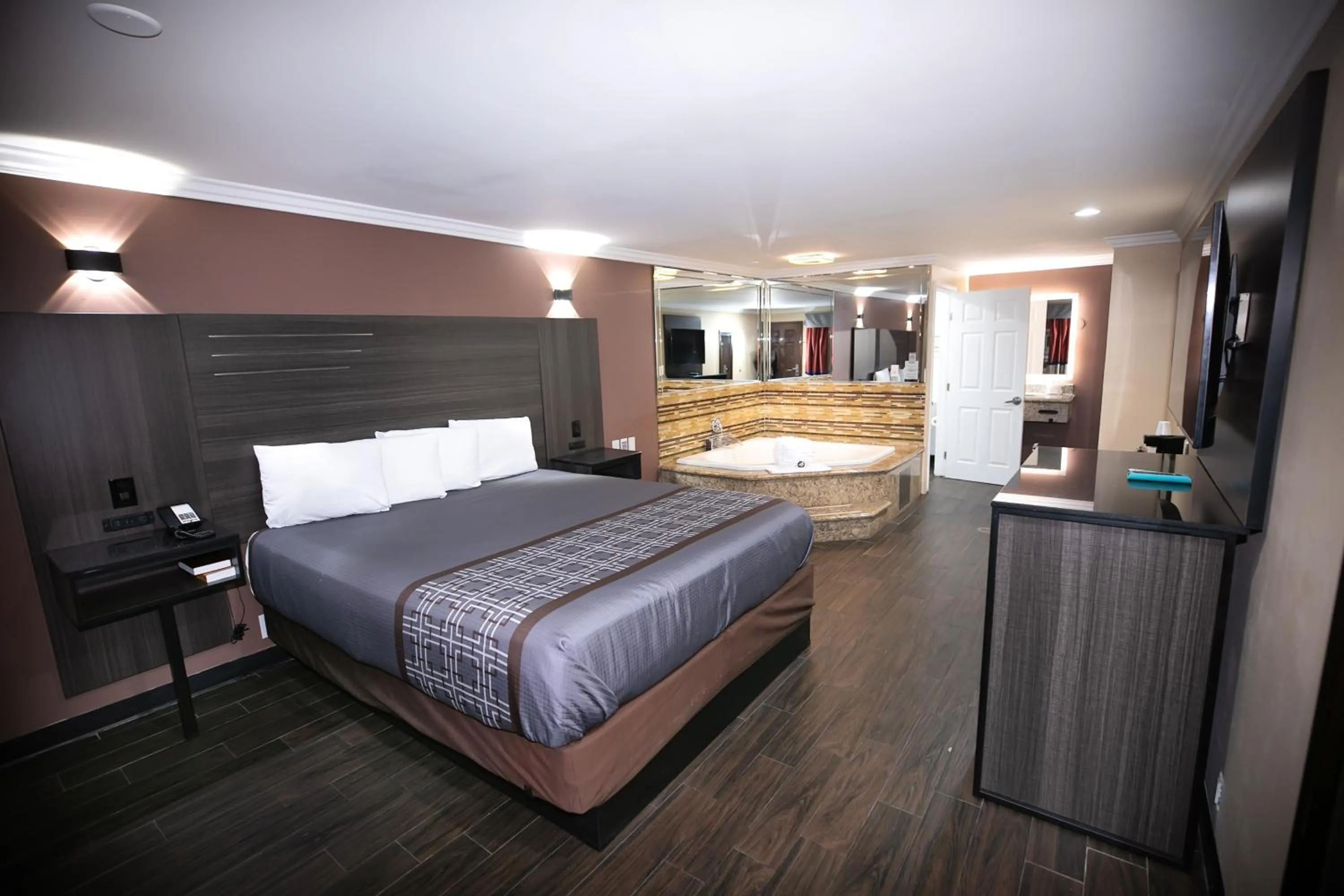 Bed in Rodeway Inn & Suites