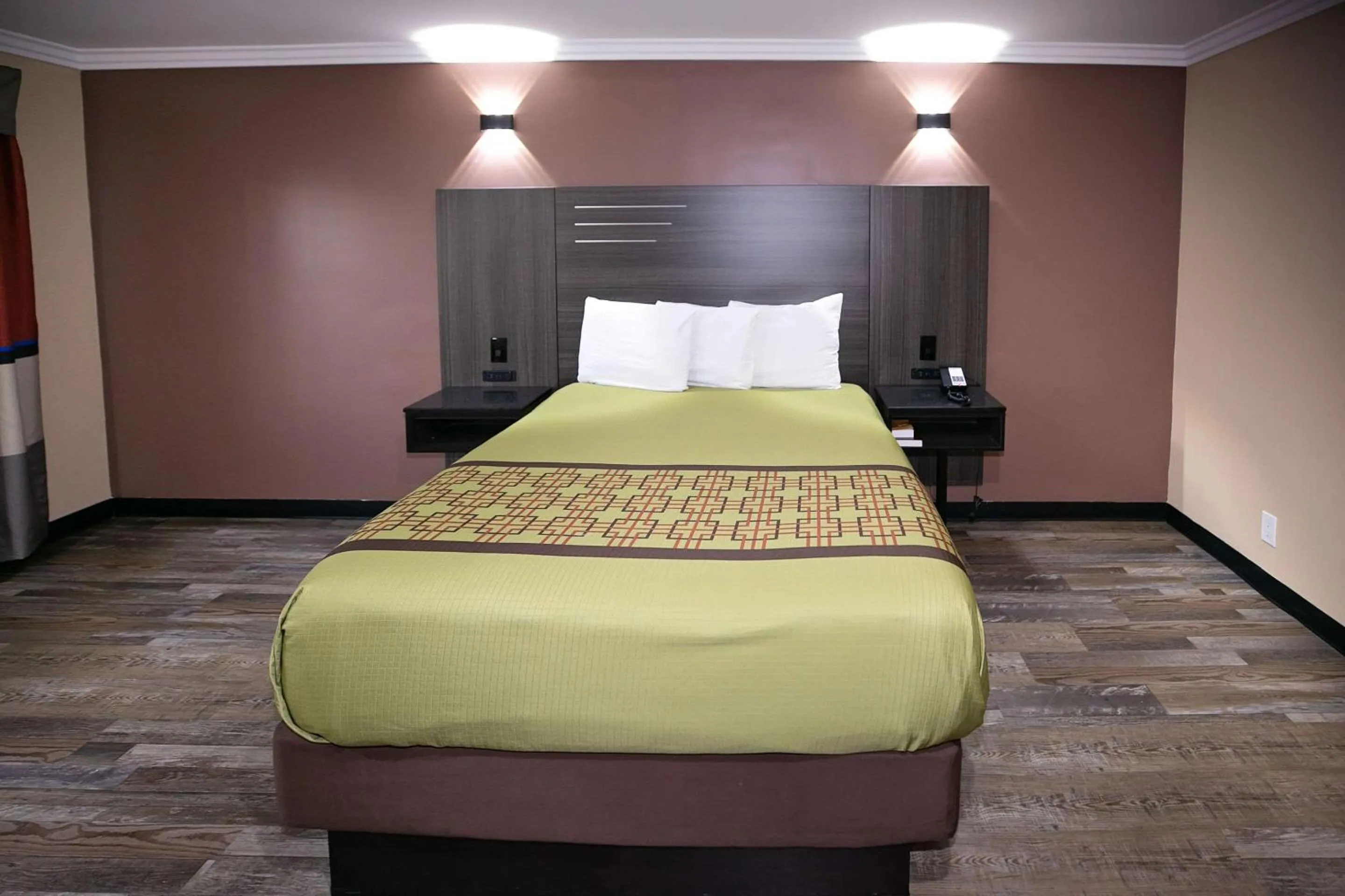 Bedroom, Bed in Rodeway Inn & Suites