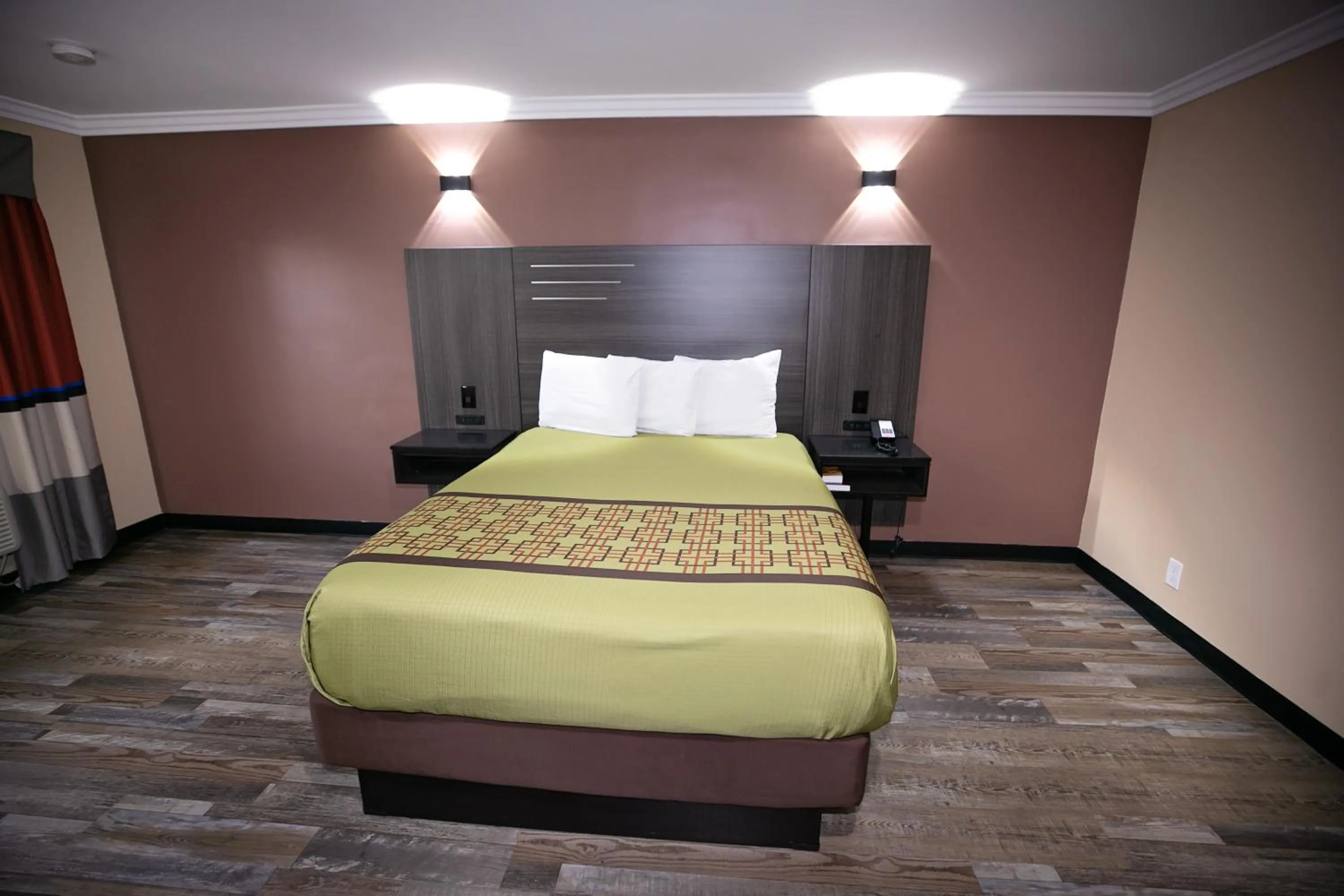 Living room, Bed in Rodeway Inn & Suites