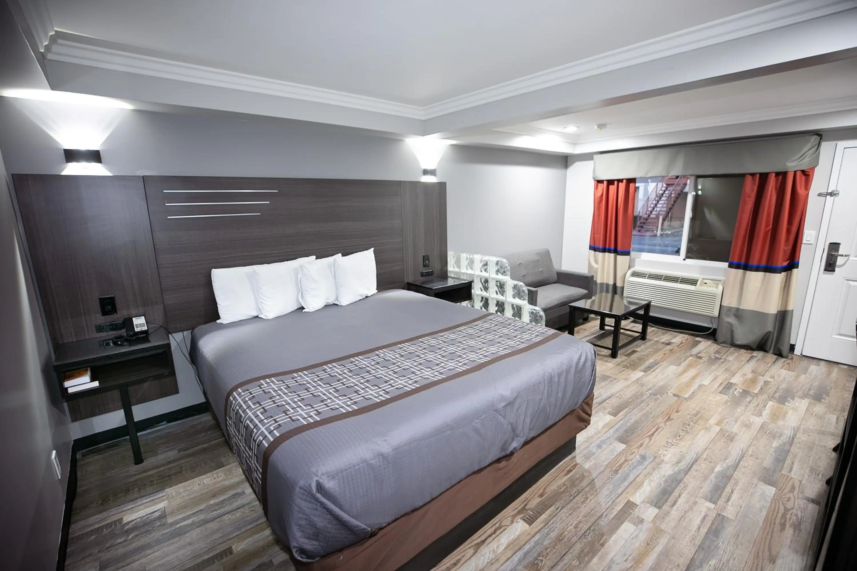 Photo of the whole room, Bed in Rodeway Inn & Suites