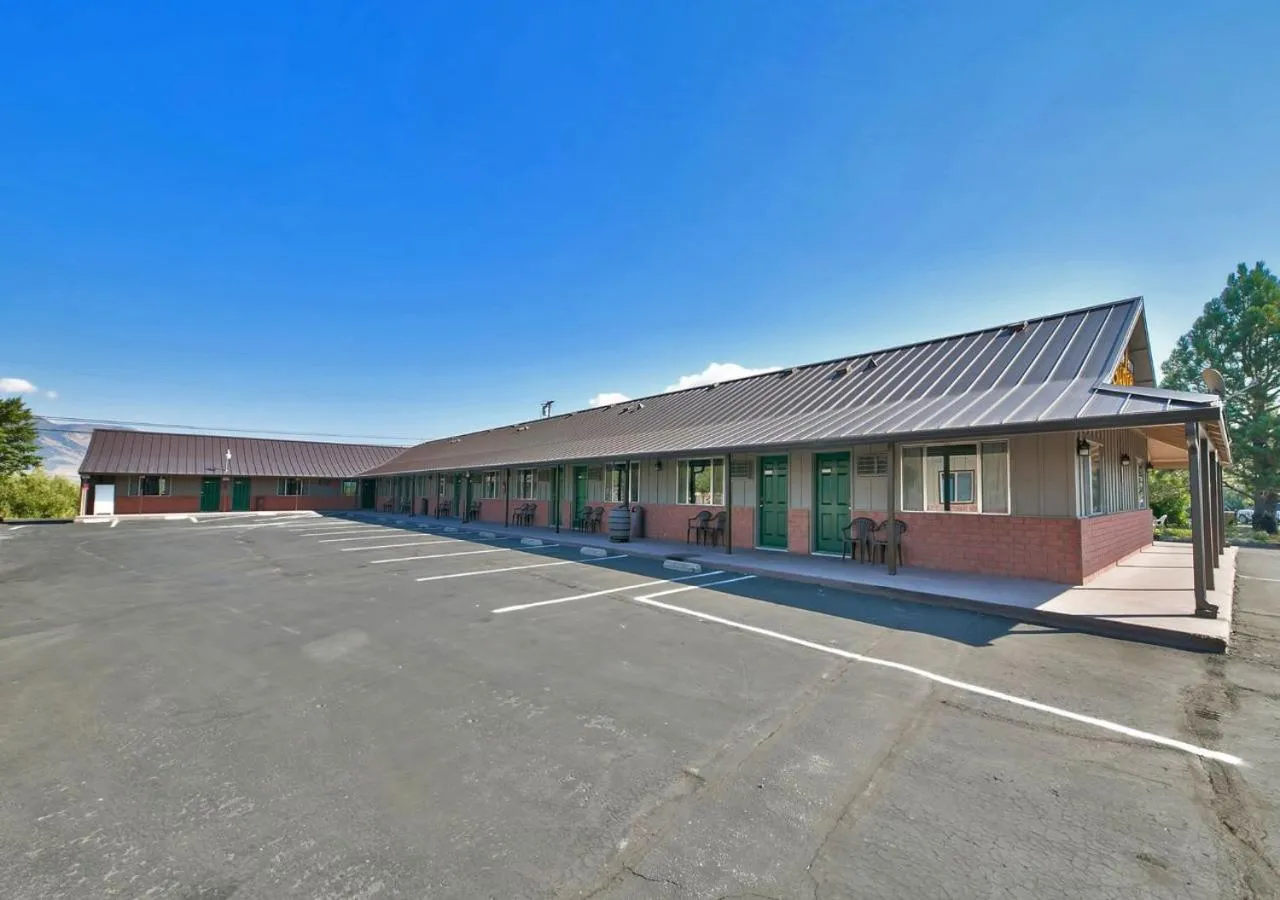 Property building in Walker River Lodge