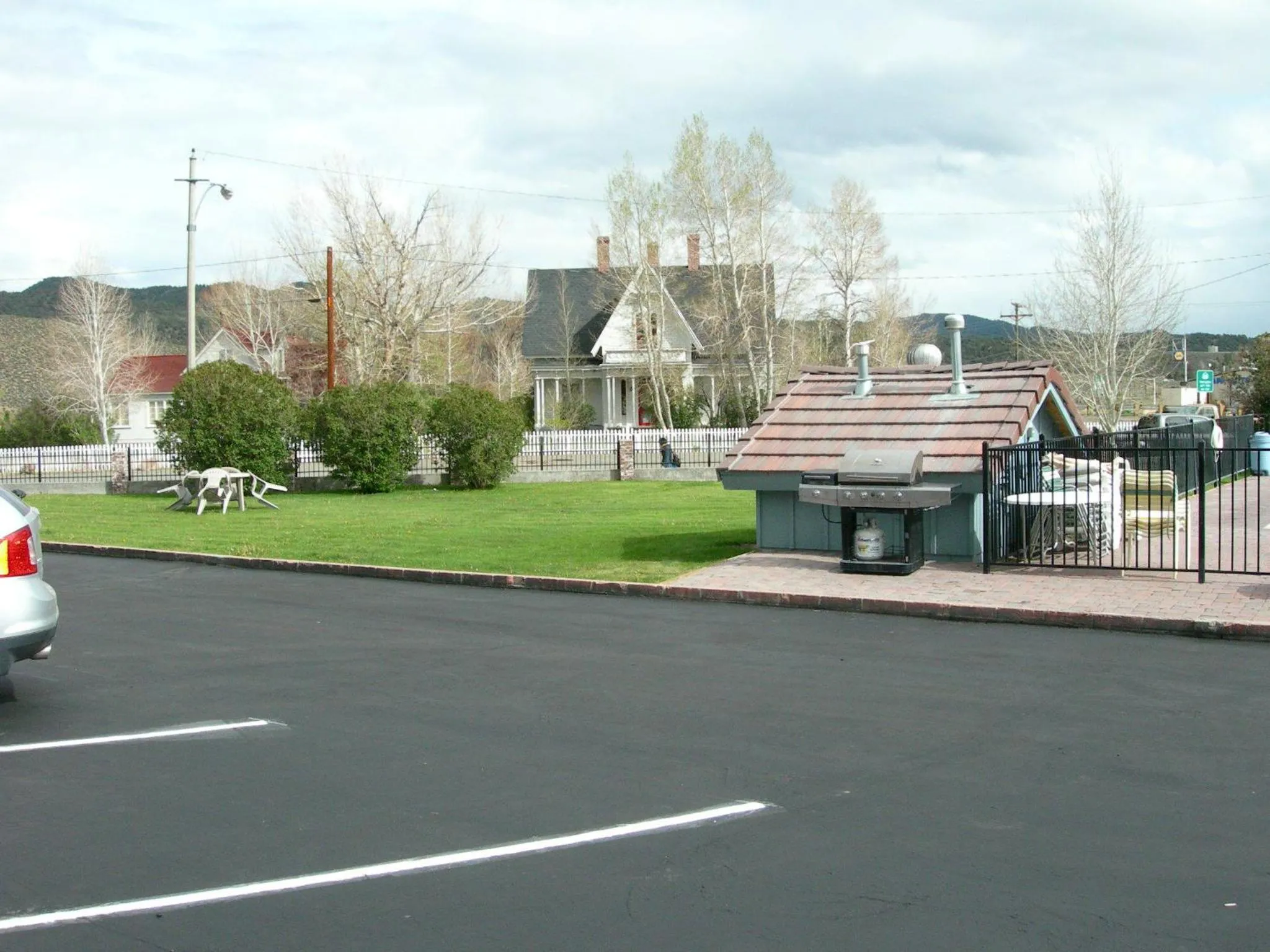 Facade/entrance in Walker River Lodge